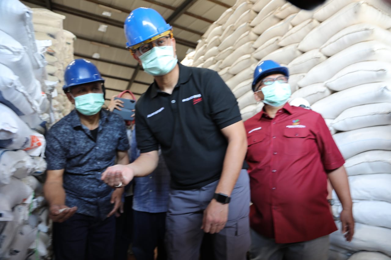 Mensos Juliari P. Batubara mengecek kondisi Gudang  Bulog di Cimindi, Kabupaten Cimahi, Jawa Barat. 