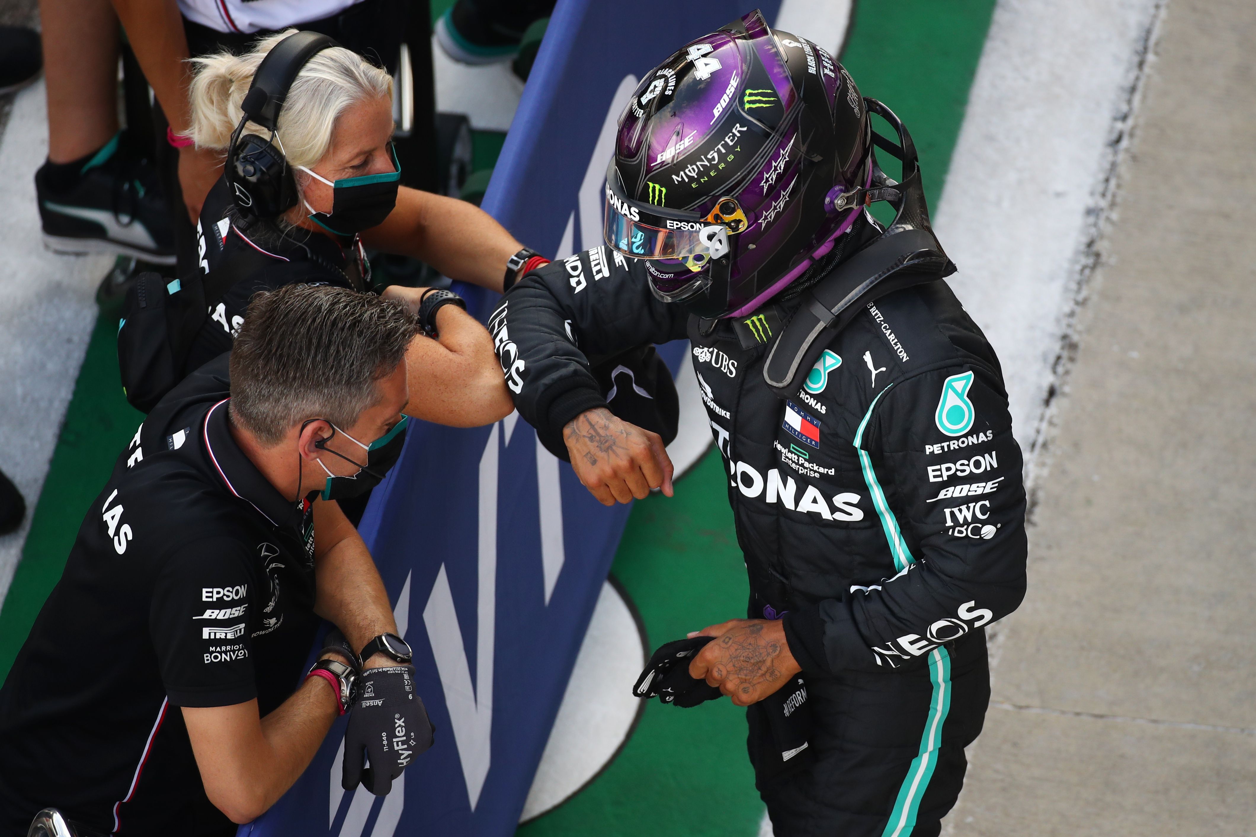 Pembalap Mercedes Lewis Hamilton (kanan) merebut pole position GP Rusia setelah menjadi yang tercepat di babak kualifikasi, Sabtu (26/9). 