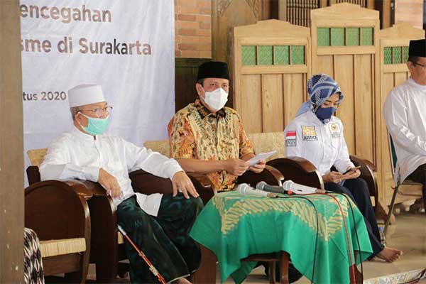 Kepala  BNPT Boy Rafli Amar (kemeja batik) saat silaturahim kebangsaan di Pondok Pesantren Al Muayyad Mangkuyudan, Surakarta