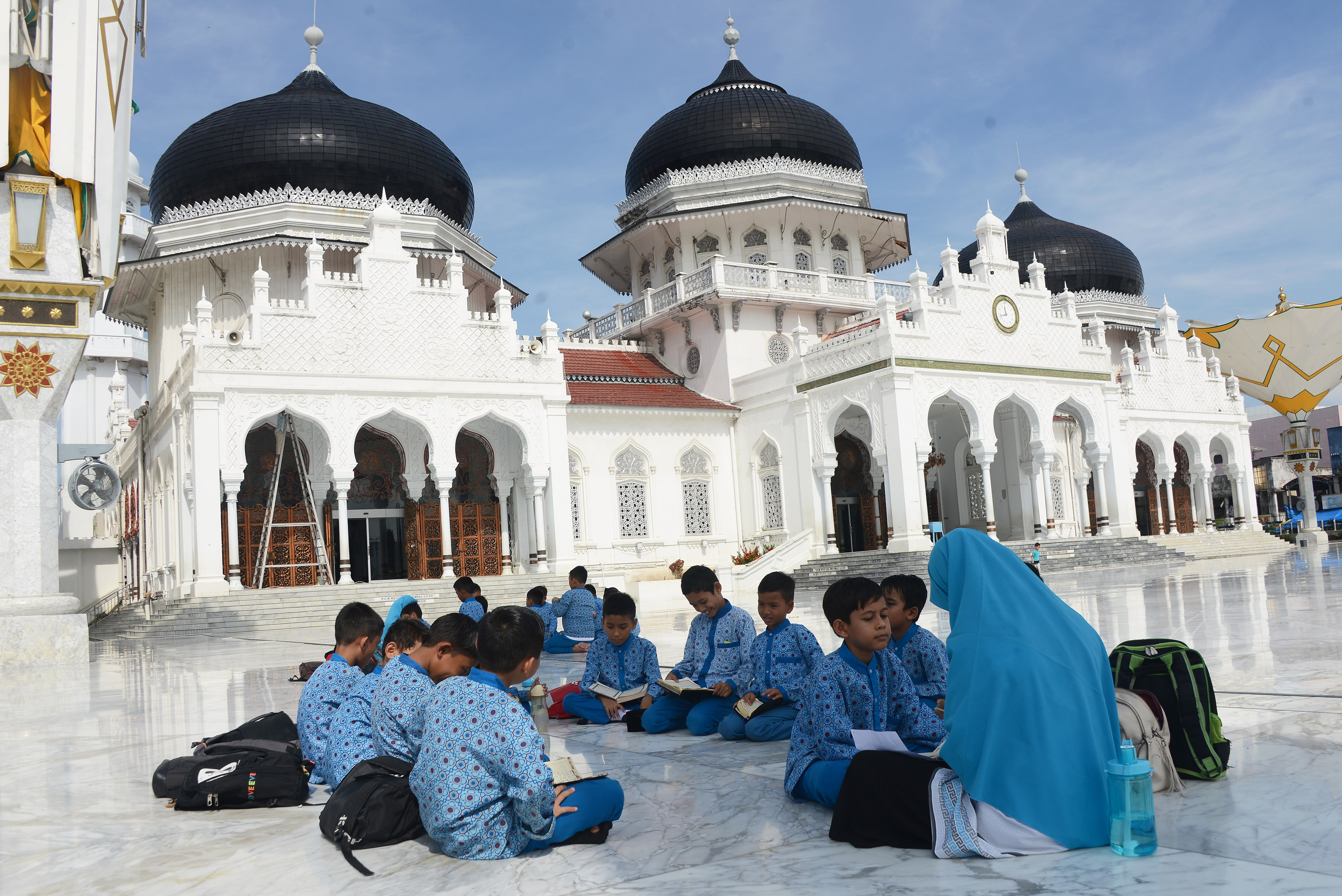 Sejumlah pelajar SD belajar di halaman Masjid Raya Baiturrahman, Banda Aceh.