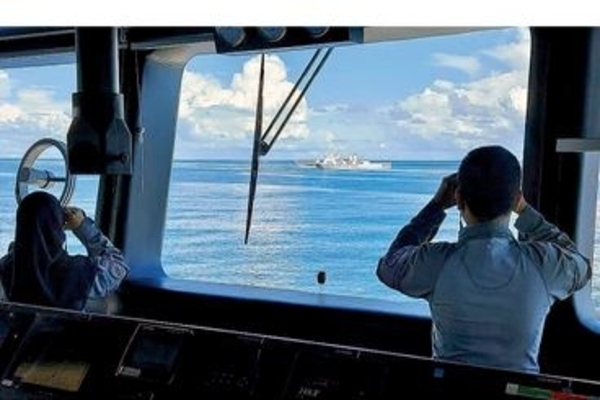 Prajurit Bakamla RI terus memantau dan menghalau Kapal Coast Guard Tiongkok 5204 yang memasuki Zona Ekonomi Eksklusif Indonesia (ZEEI) 