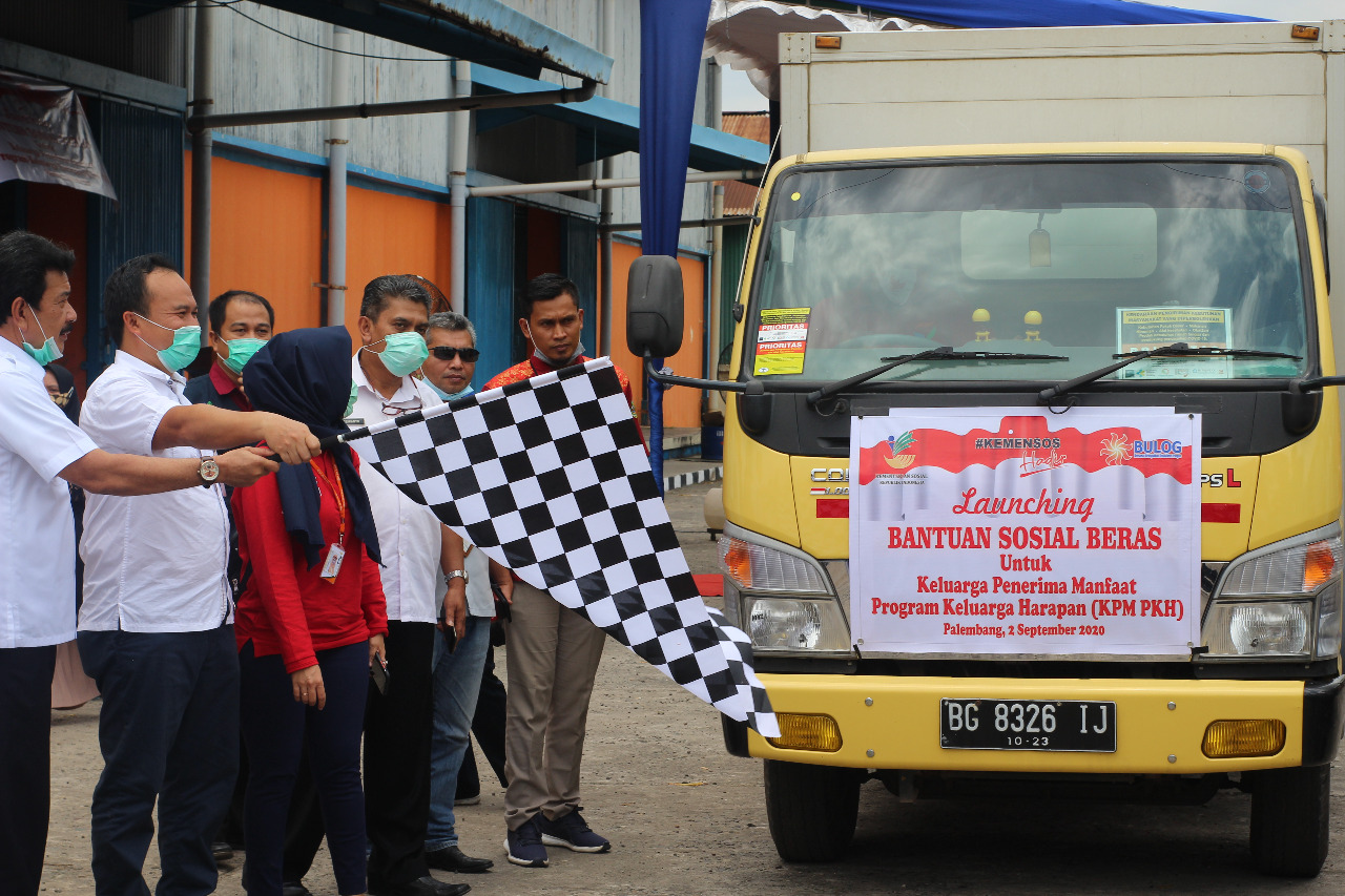 Peluncuran beras bantuan untuk KPM-PKH