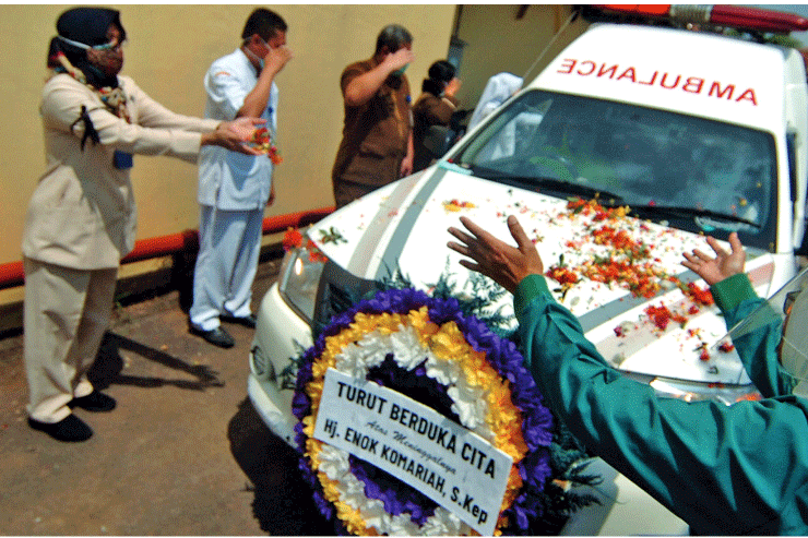 Sejumlah perawat dan aparatur sipil negara (ASN) memberikan penghormatan terakhir kepada jenazah perawat yang diduga terpapar covid-19 di RS