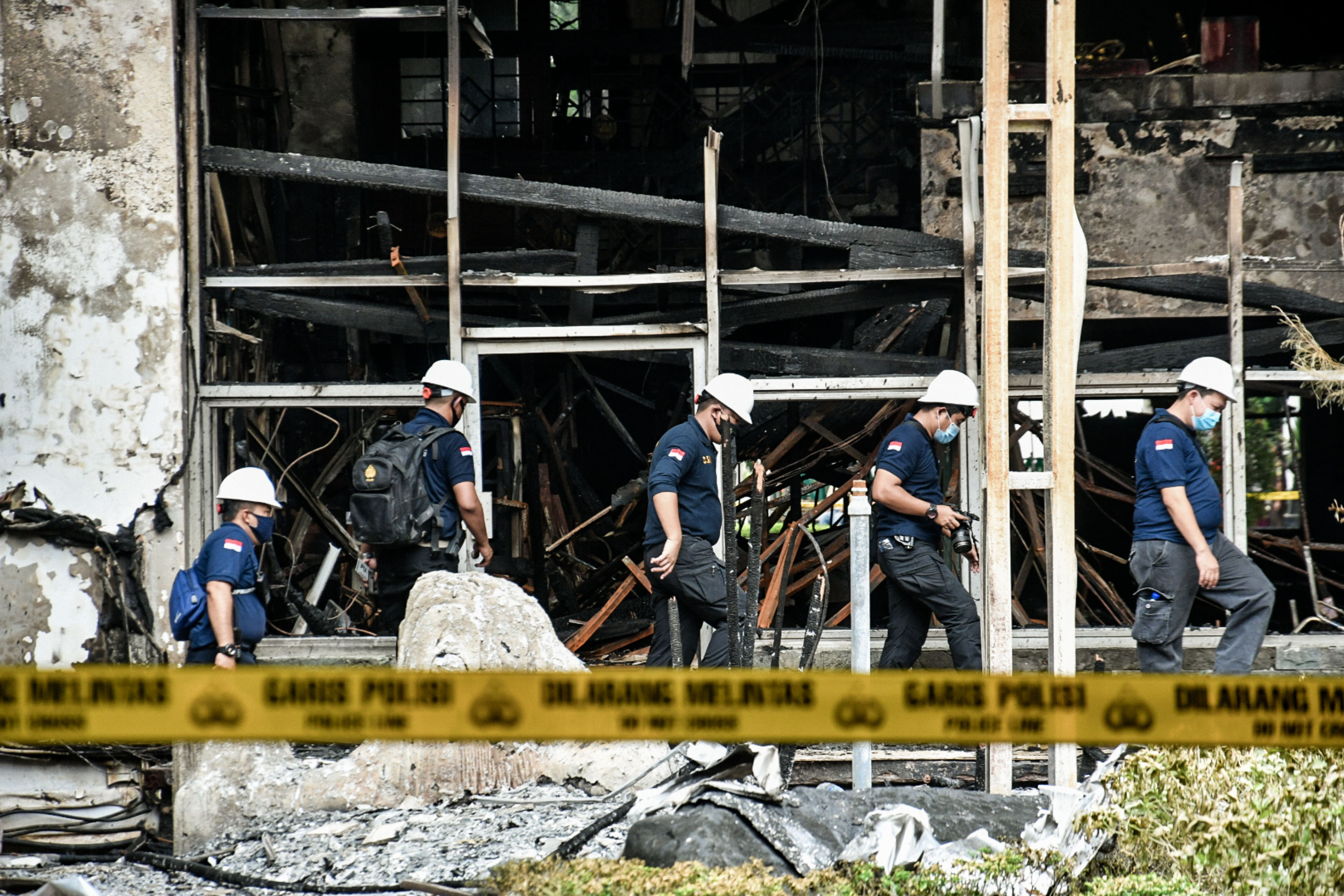 Petugas Inafis dan Puslabfor Mabes Polri melakukan olah TKP kebakaran gedung utama Kejaksaan Agung di Jakarta.