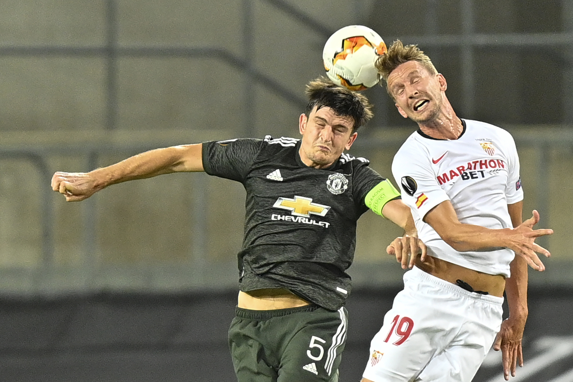 Pemain Manchester United saat berebut bola dengan pemain Sevilla dalam kompetisi Liga Eropa UEFA.