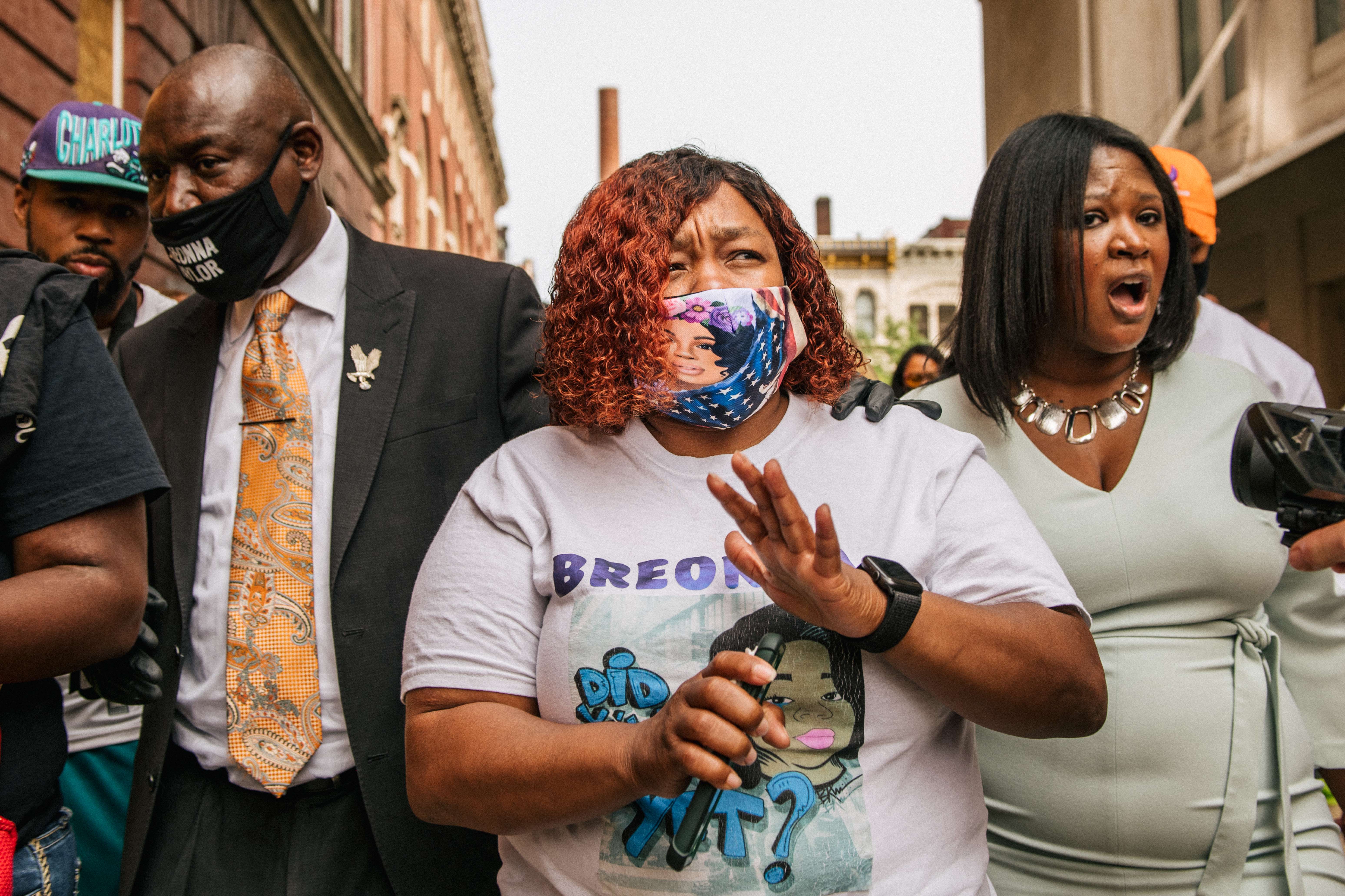 Ibunda Breonna Taylor, Tamika Palmer (tengah).