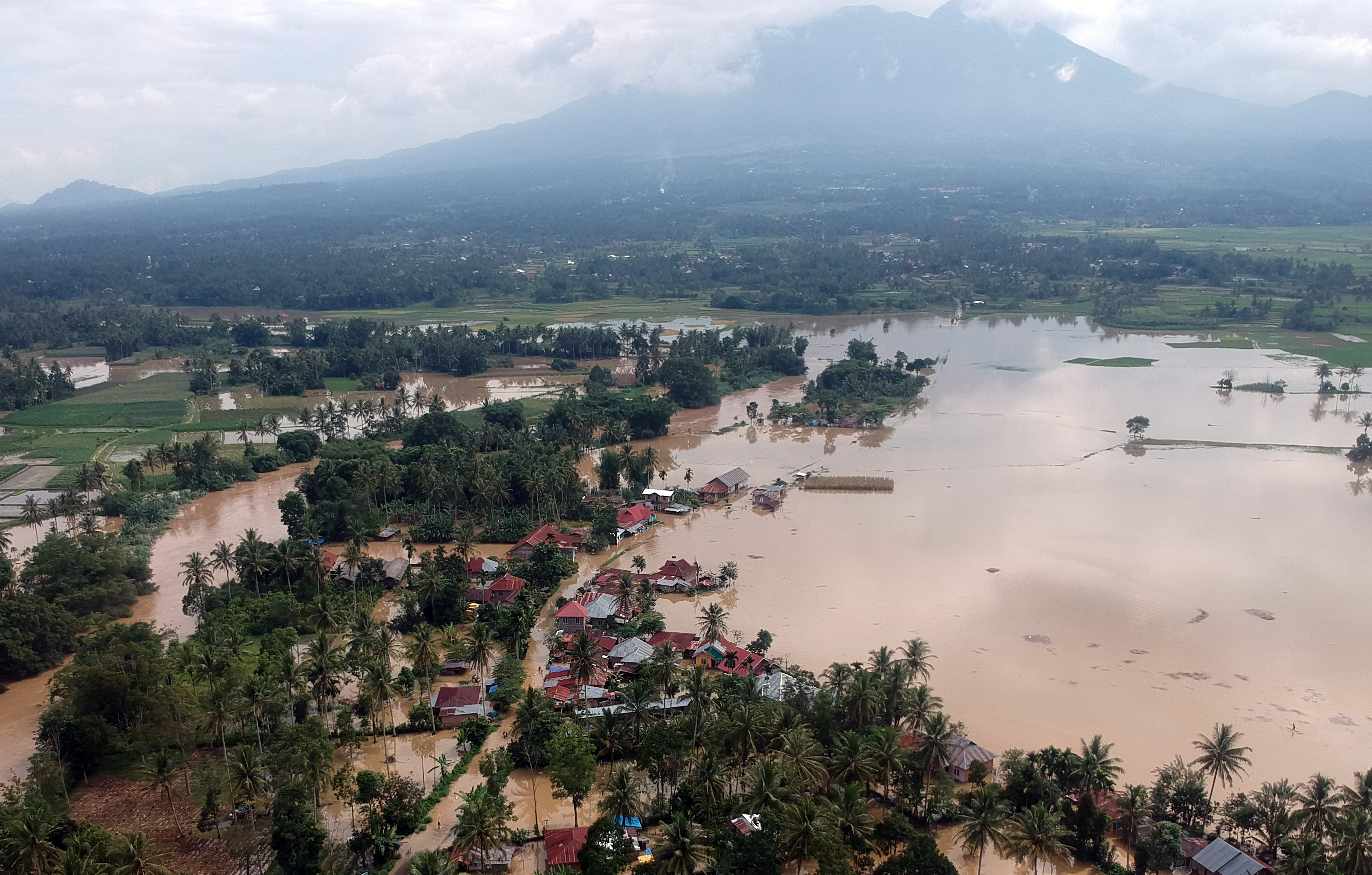 Foto udara banjir yang merendam wilayah Kabupaten Lima Puluh Kota, Sumatra Barat.