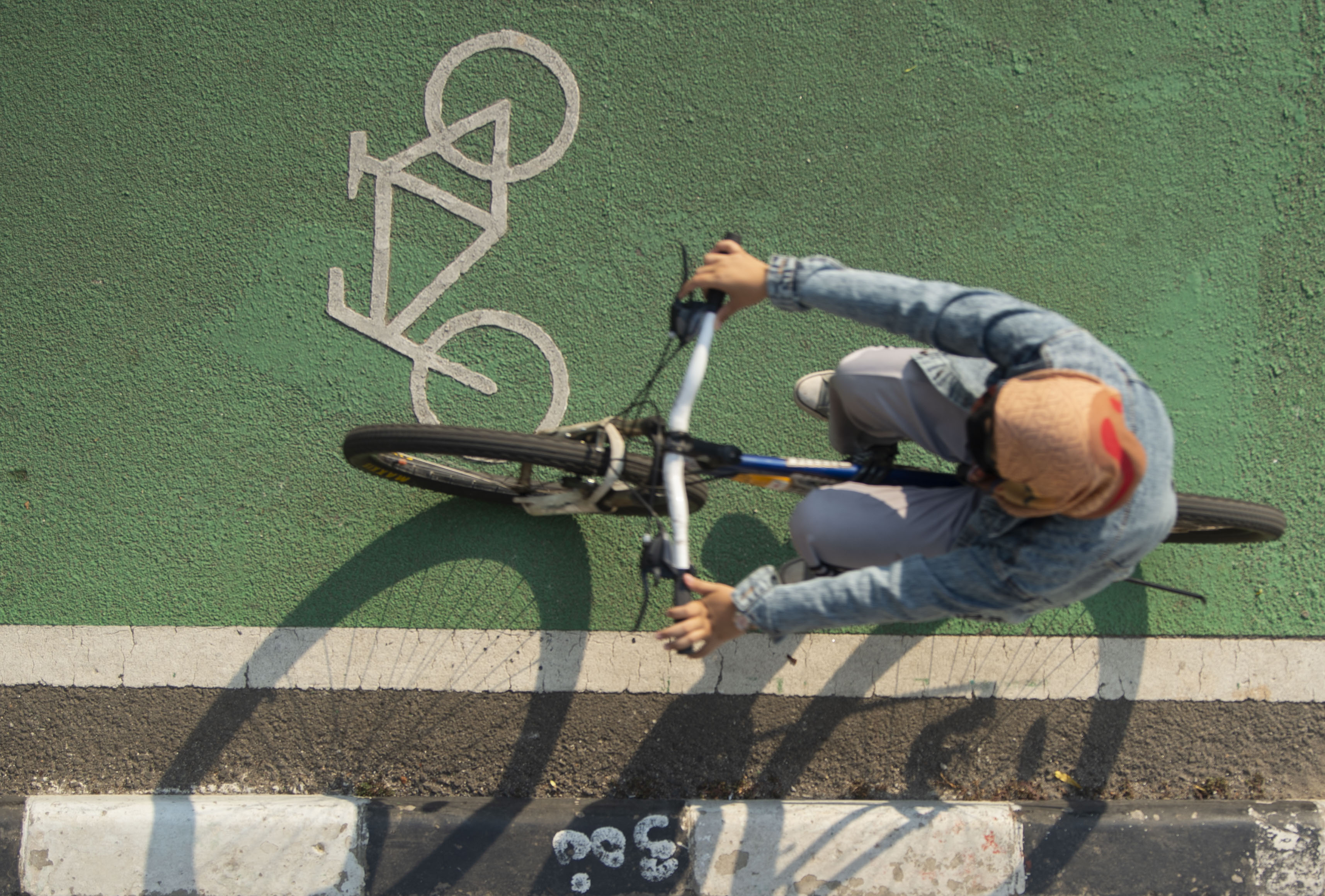 Pesepeda di jalur khusus sepeda