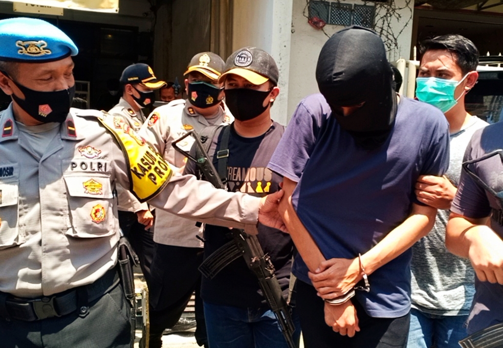 Tersangka produsen tembakau gorila RY, di Kota Bandung, diamankan polisi.