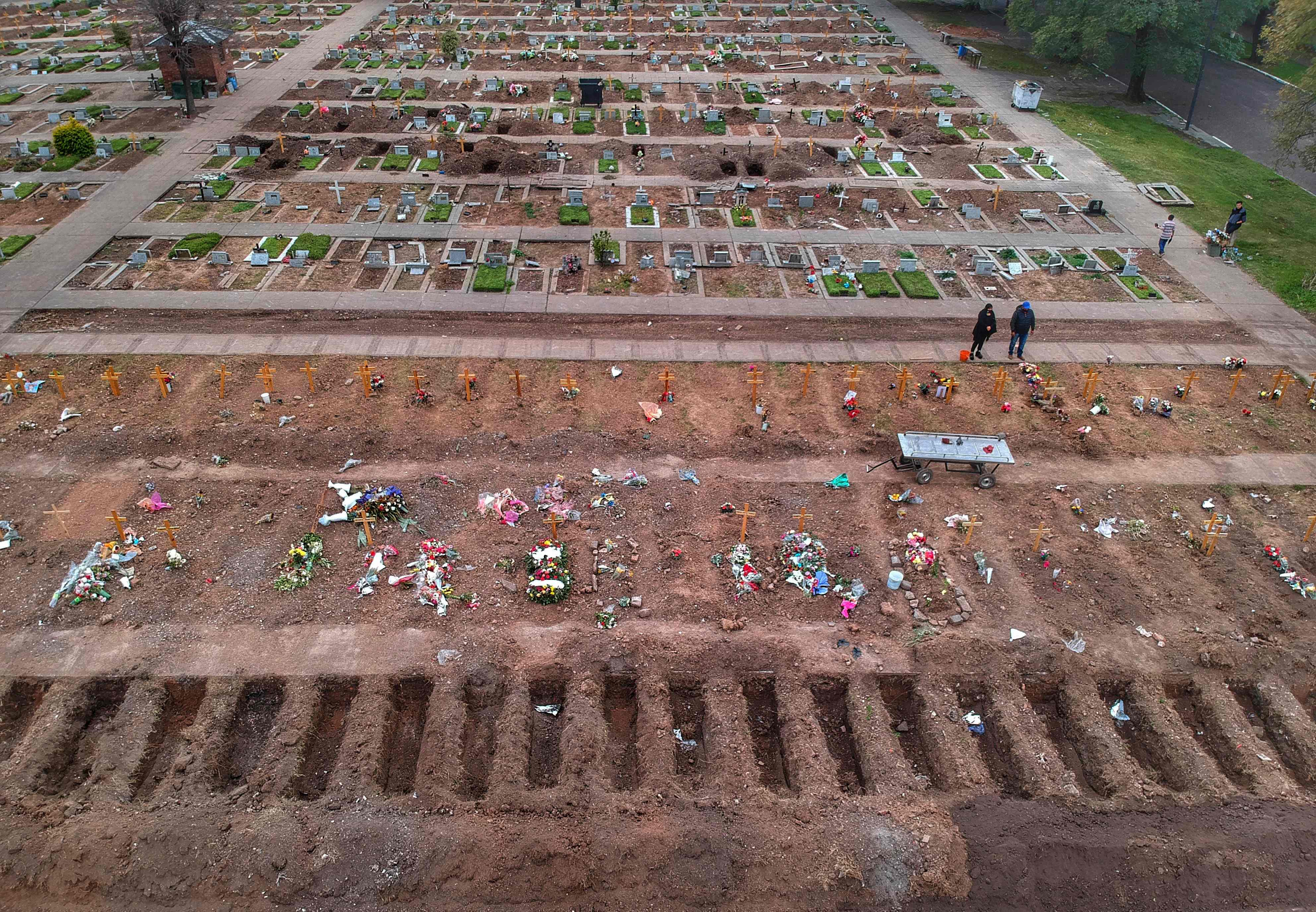 Foto udara taman makam Flores di Buenos Aires tempat jenazah pasien covid-19 dimakamkan.