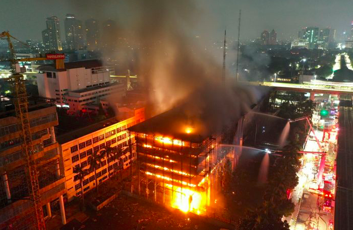 Foto udara gedung Kejaksaan Agung RI yang terbakar pada Sabtu (23/8) malam.  Sumber: https://mediaindonesia.com/read/detail/338772-kejagung-