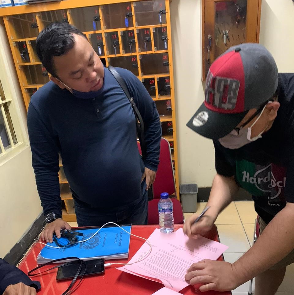 Penangkapan Eks Dirut Transjakarta Donny Saragih (kanan, topi merah hitam) oleh Kejaksaan Tinggi DKI Jakarta  pada Jumat malam (4/9)