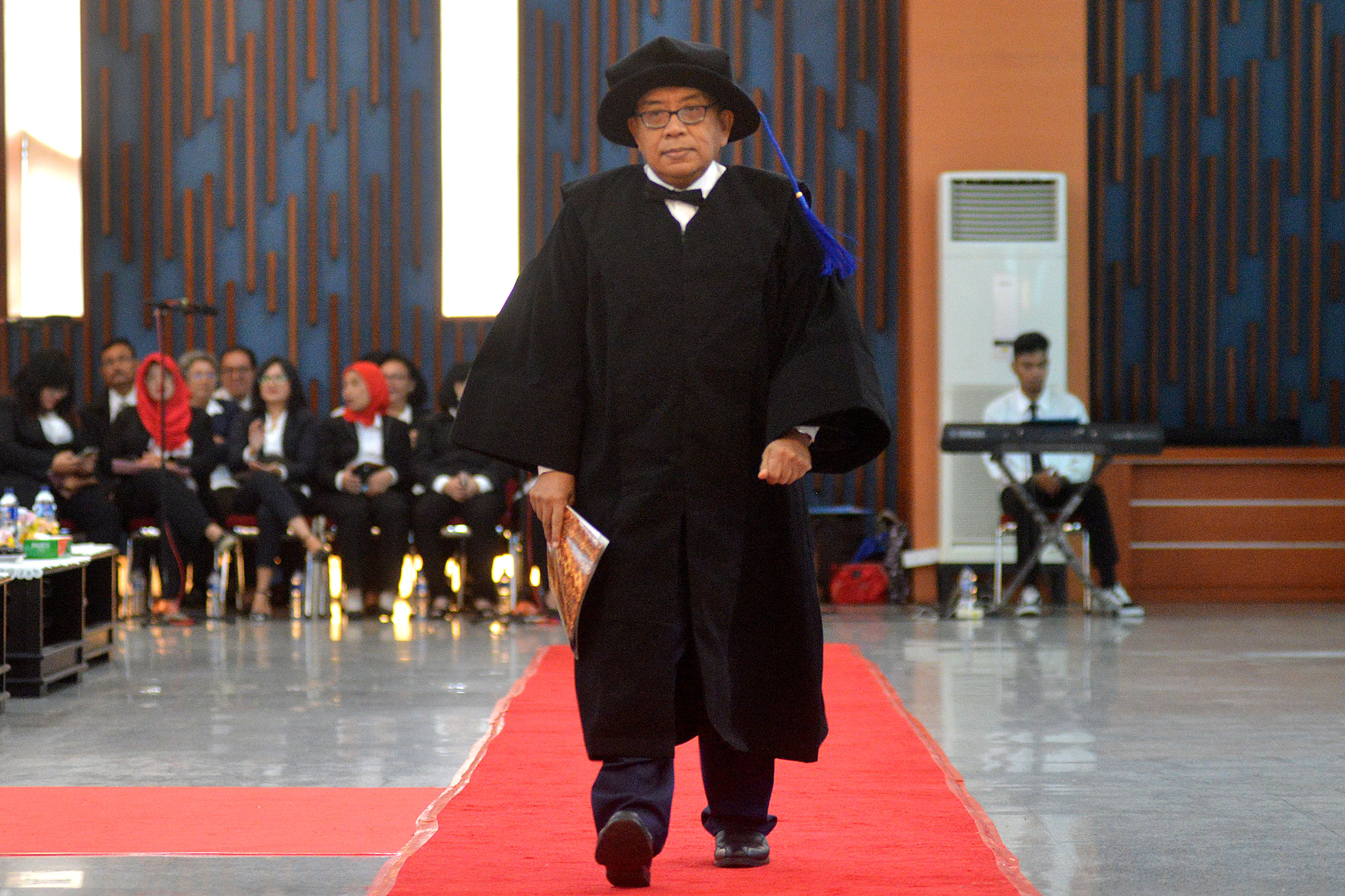 PROFESOR RISET: Peneliti bidang sejarah sosial politik LIPI Asvi Marwan Adam menyampaikan orasi ilmiah 