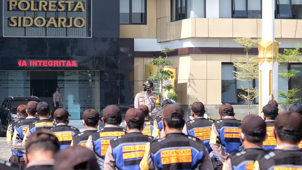Kapolresta Sidoarjo Kombes Sumardji memimpin apel bhabinkamtibmas. 