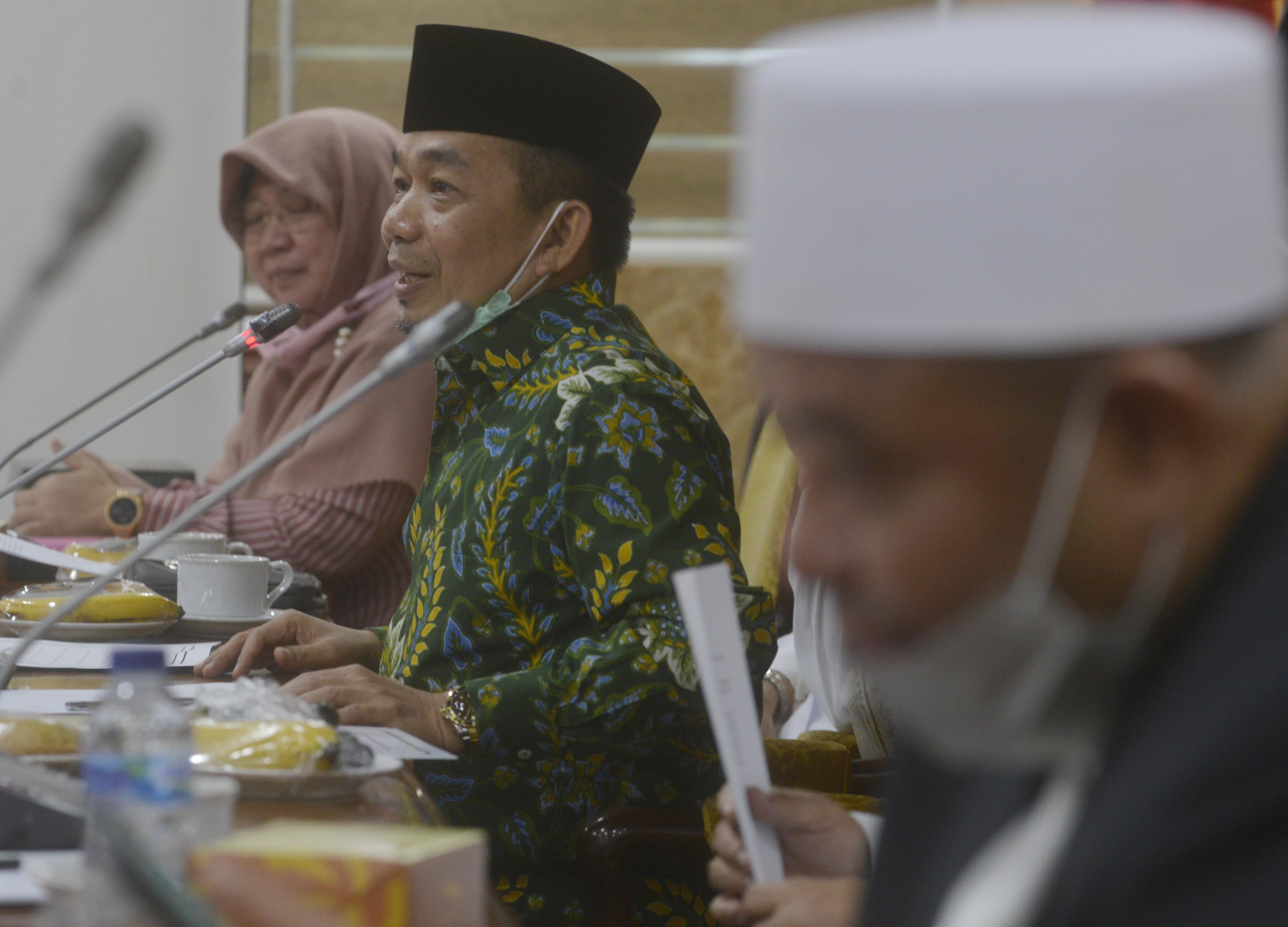  Ketua Fraksi Partai Keadilan Sejahtera (PKS) Jazuli Juwaini (tengah) memberikan sambutan saat menerima sejumlah Paguyuban Masyarakat.