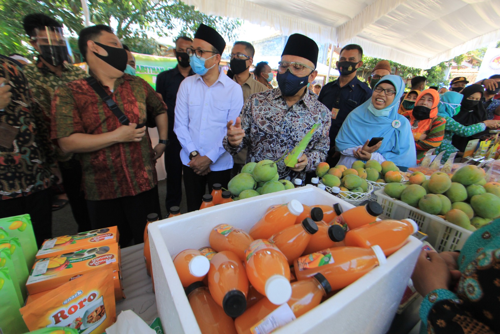 Menteri Koperasi dan Usaha Kecil Menengah (UKM) Teten Masduki (tengah) meninjau produk unggulan saat pameran UMKM di Indramayu
