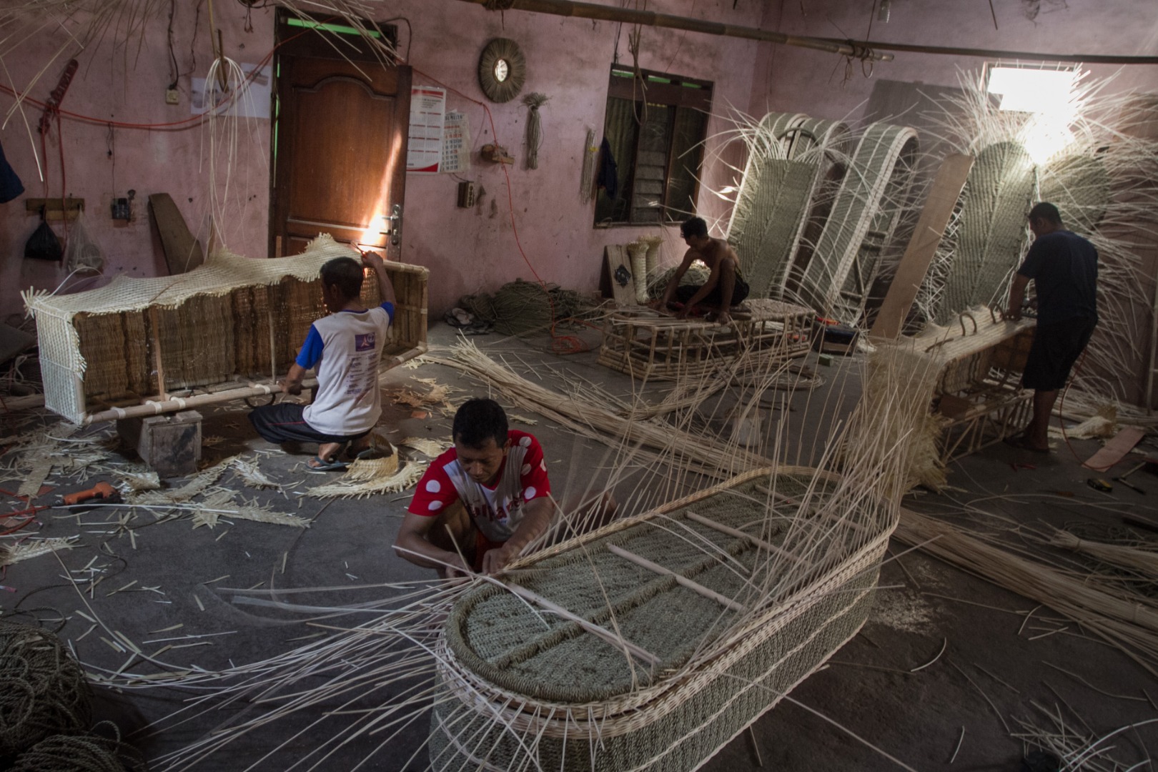 Perajin menyelesaikan pembuatan peti mati berbahan rotan di Desa Transan, Sukoharjo, Jawa Tengah.