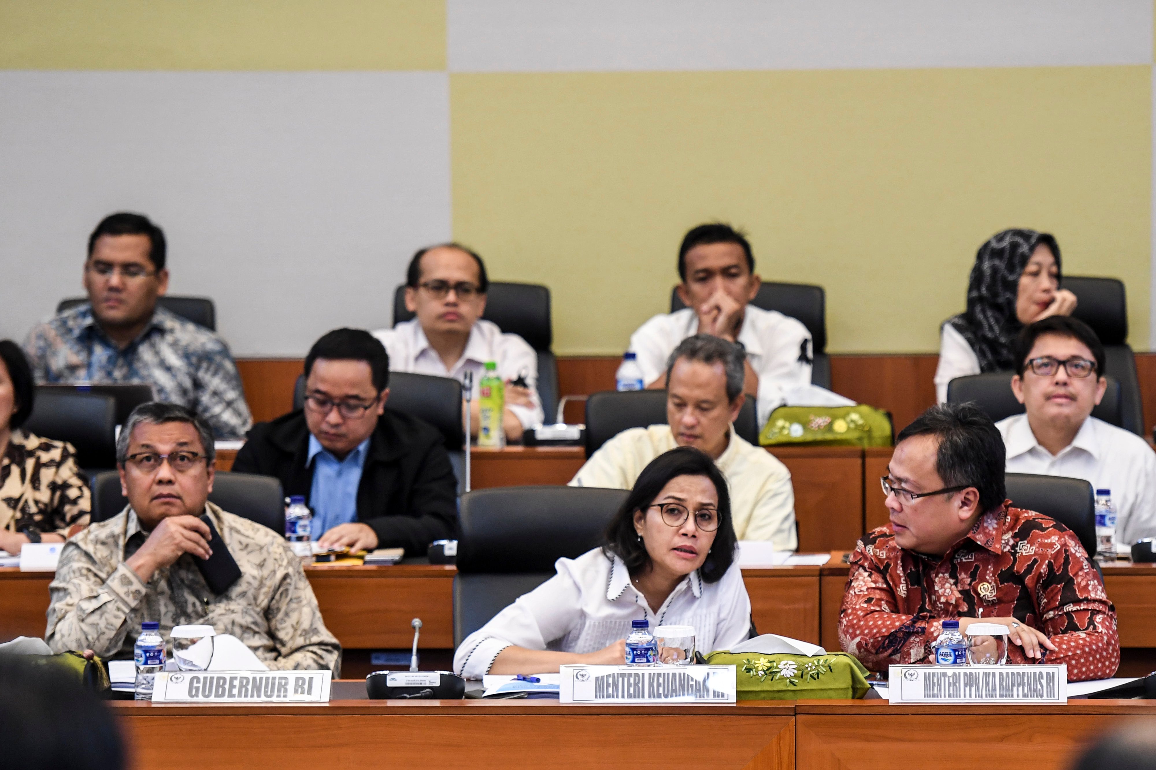 Menteri Keuangan Sri Mulyani (tengah) bersama Menteri PPN/Kepala Bappenas Bambang Brodjonegoro (kanan) dan Gubernur BI Perry Warjiyo.