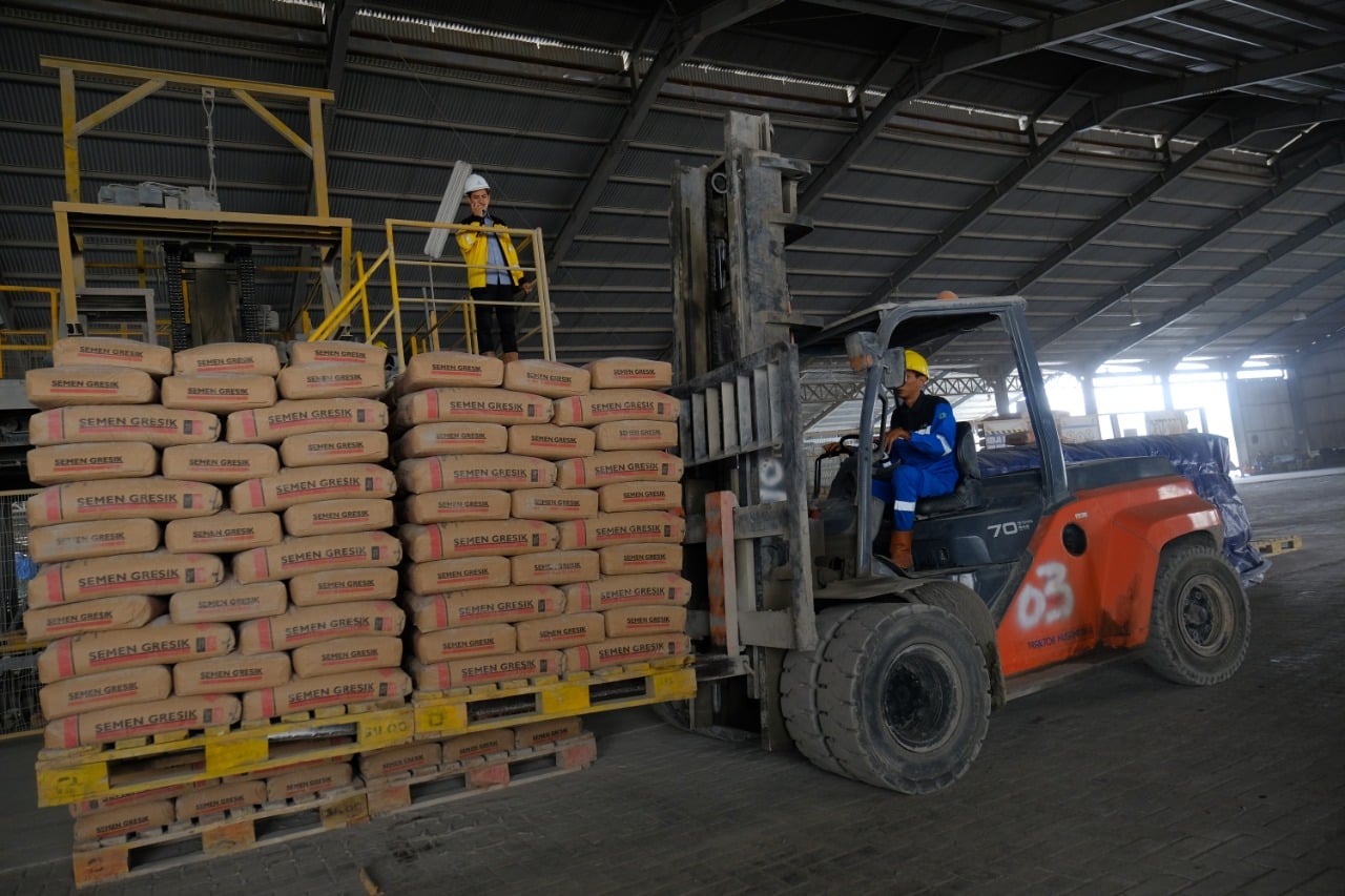 Penjualan semen melalui daring di masa pandemi meningkat.