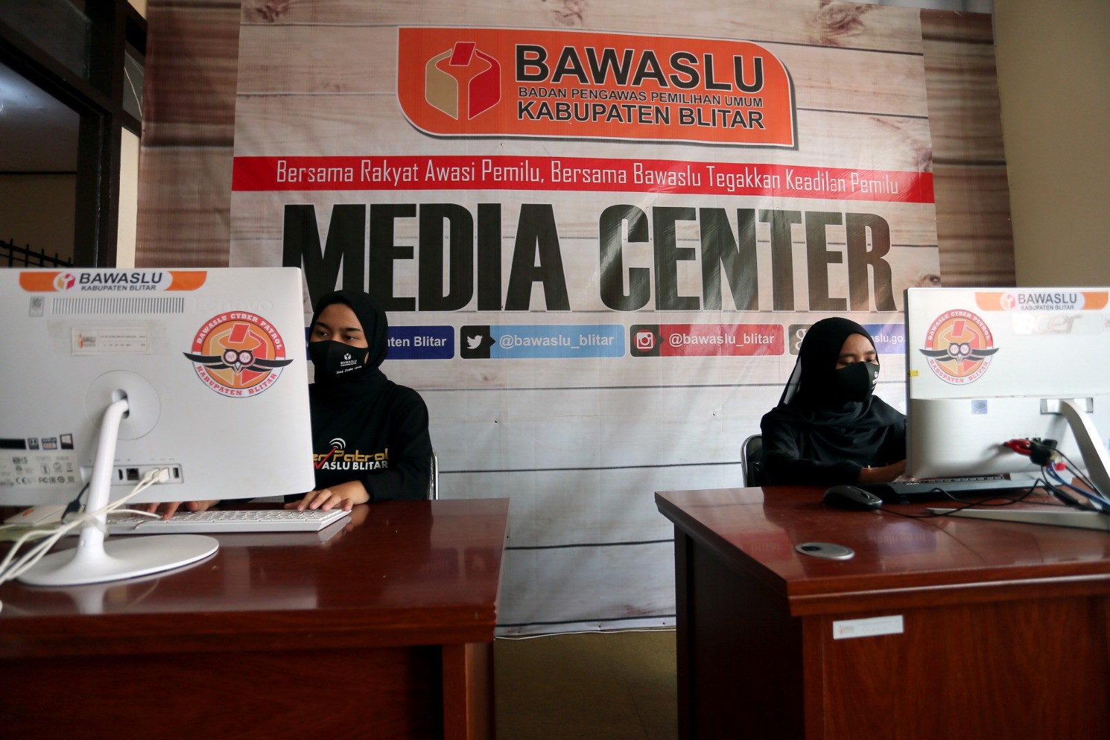  Patroli daring di ruang Media Center Badan Pengawasan Pemilu (Bawaslu) Kabupaten Blitar, Jawa Timur, Kamis (3/9).