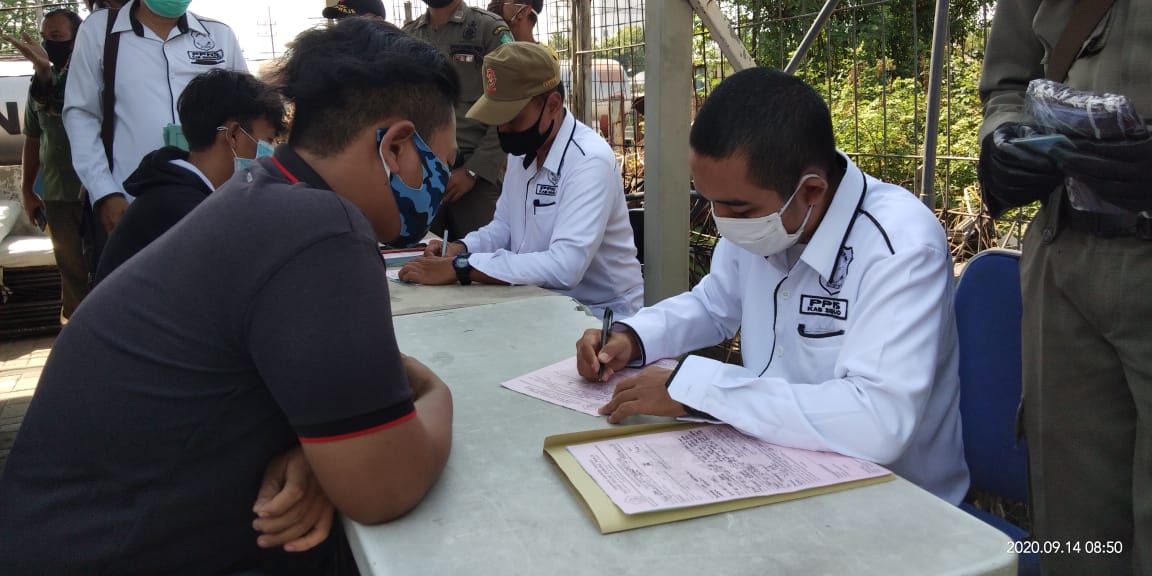 Sidang di tempat dan denda Rp150 ribu bagi pelanggar prokes di Sidoarjo. 
