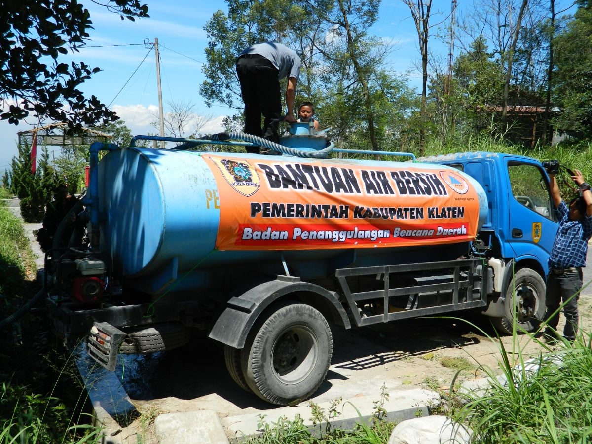 BPBD Klaten memberikan bantuan air bersih  443 tangki atau setara 2.215.000 liter di 16 desa bernaung di lima kecamatan dilanda kekeringan.