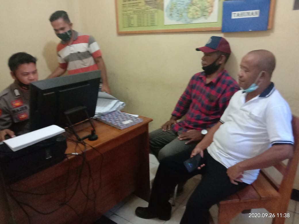 Dua orang relawan paket Edi-Weng melaporkan Plasidus Azis de Ornay SH ke polres Manggarai Barat dengan No:STPL/158/IX/2020.