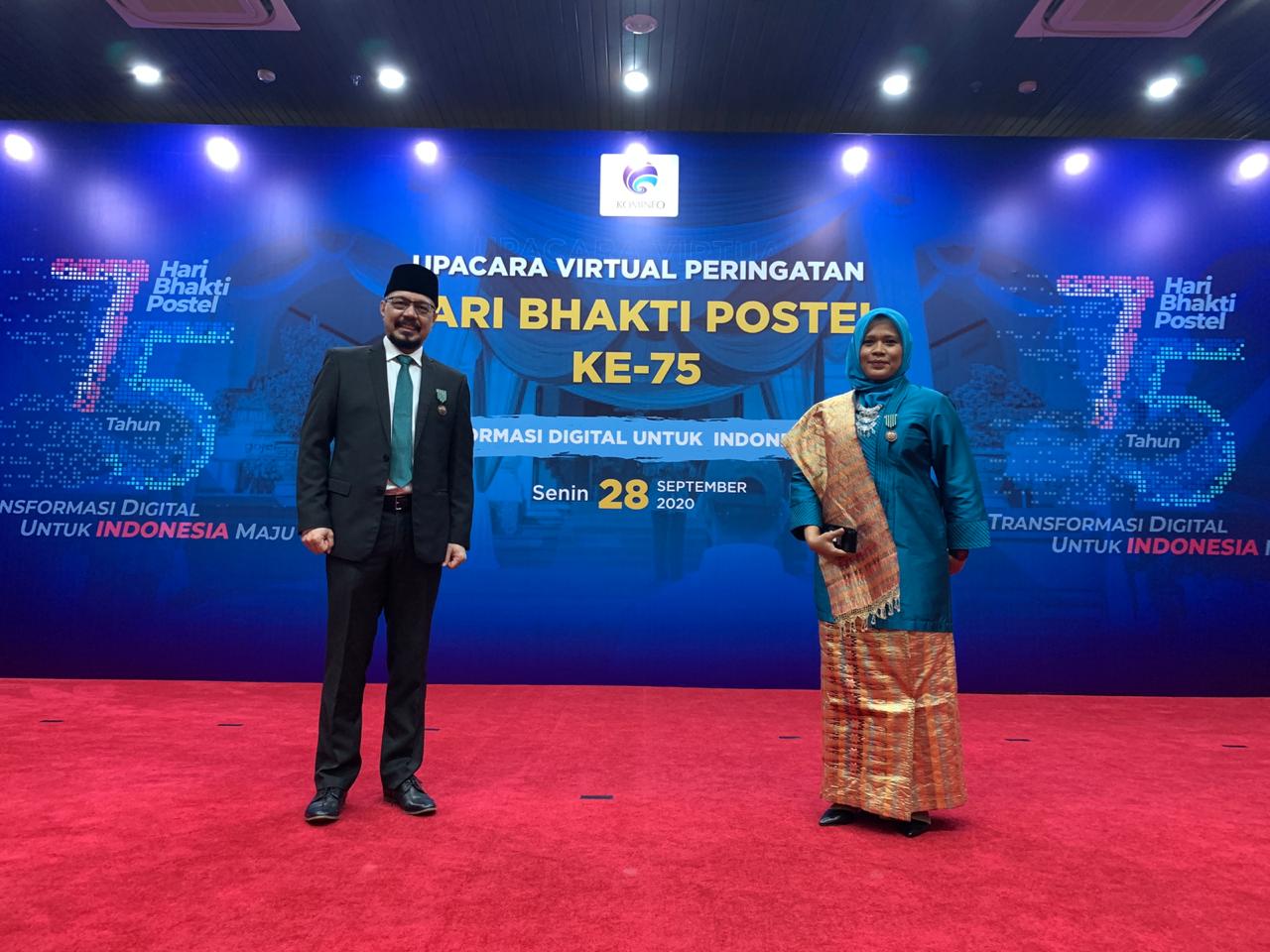 Andy Noya dan Desi Fitriani Terima Anugerah Satya Lencana Wira Karya dari Presiden