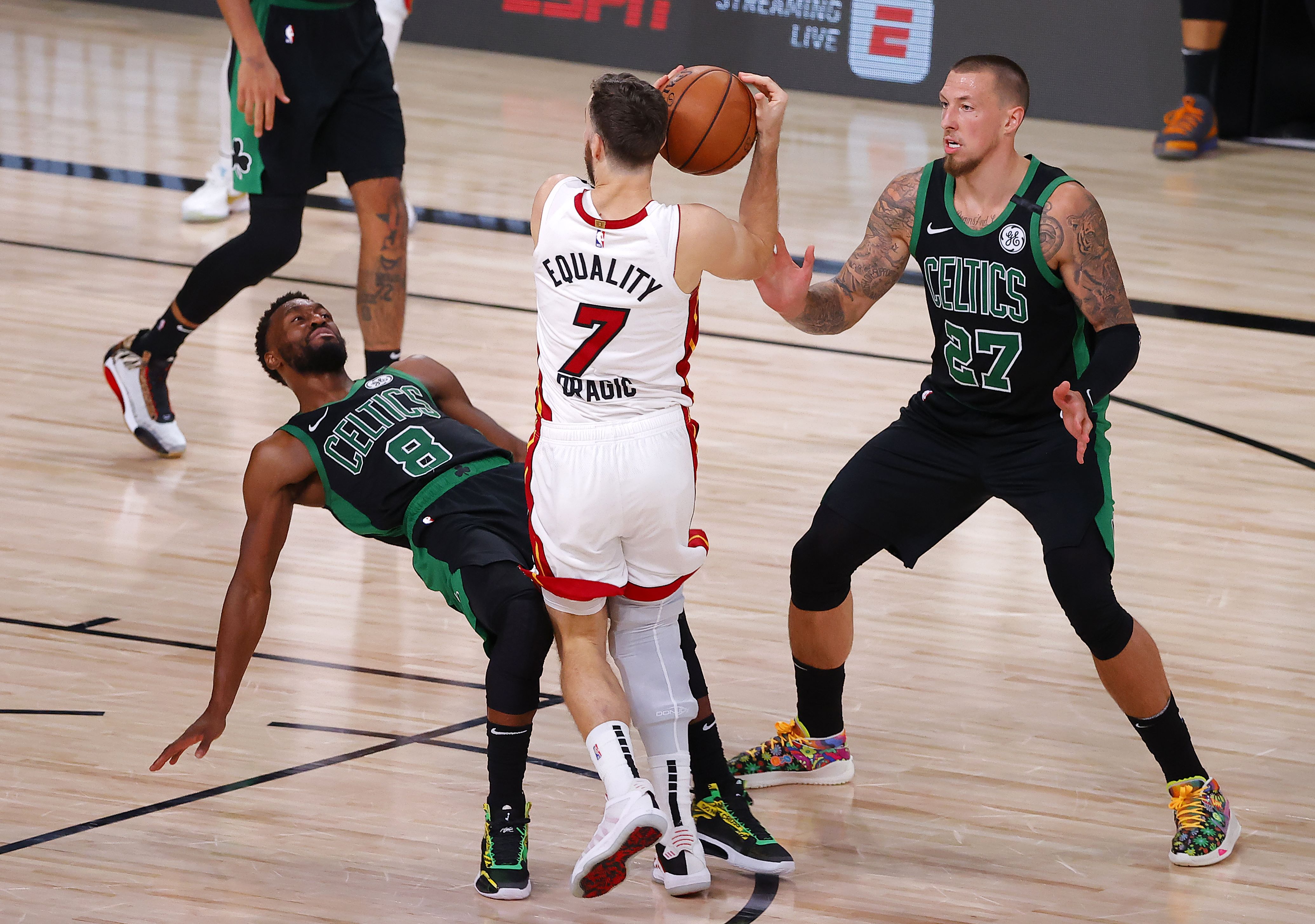 Forward Miami Heat Goran Dragic (tengah) mencoba melewati dua pemain Boston Celtics pada gim kedua final Wilayah Timur NBA.