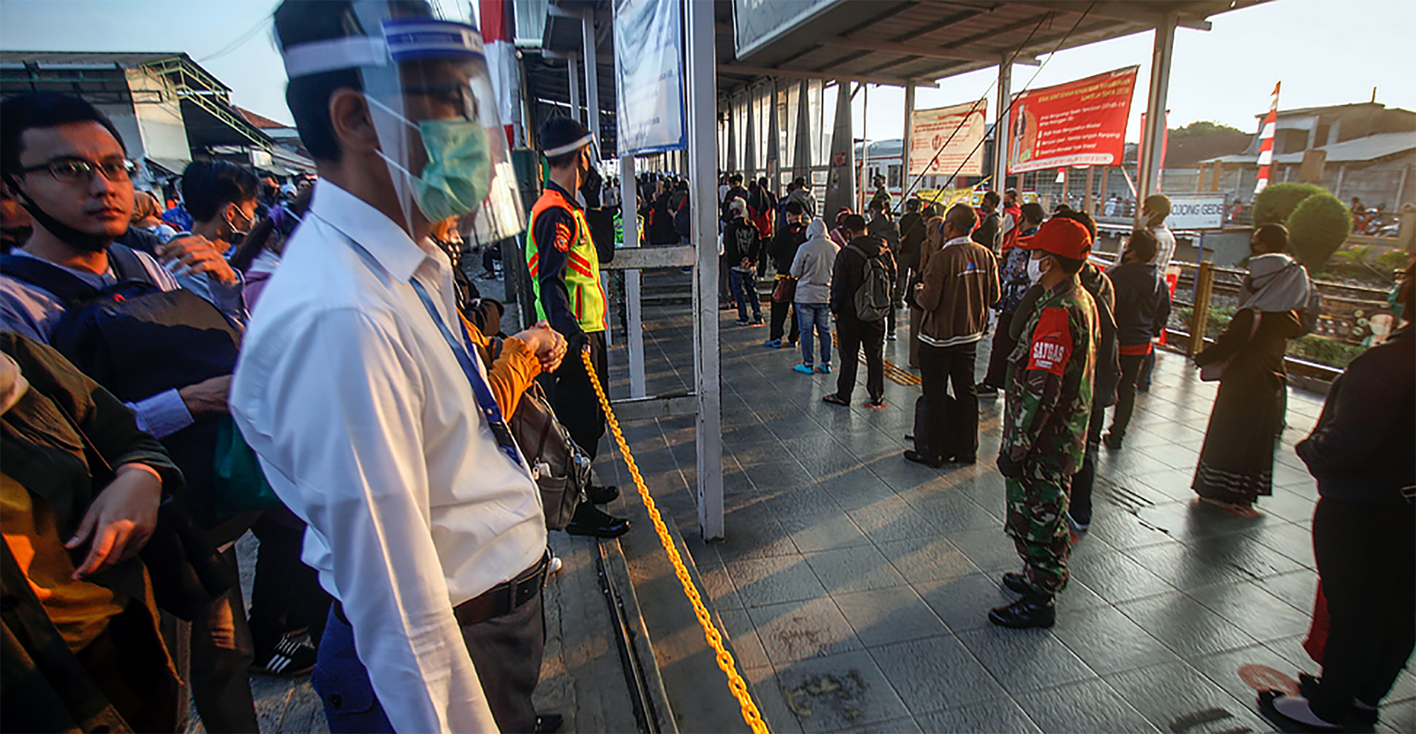 ATURAN PENUMPANG: Para calon penumpang kereta rel listrik (KRL) diwajibkan memakai pakaian lengan panjang untuk mengurangi risiko penularan.