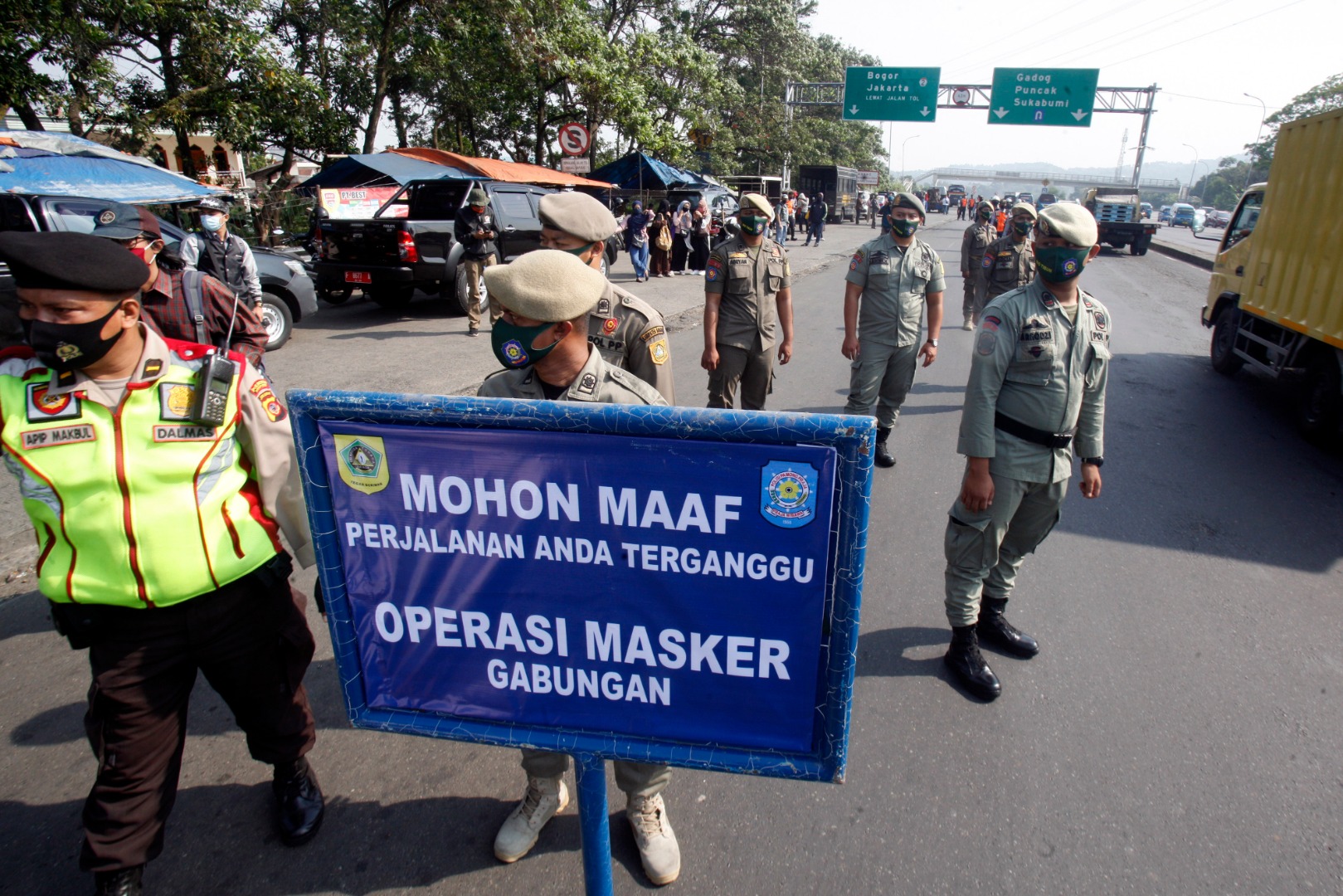  Petugas gabungan TNI, Polri dan Satpol PP melakukan razia masker di Simpang Ciawi, Kabupaten Bogor, Jawa Barat, Kamis (10/9).