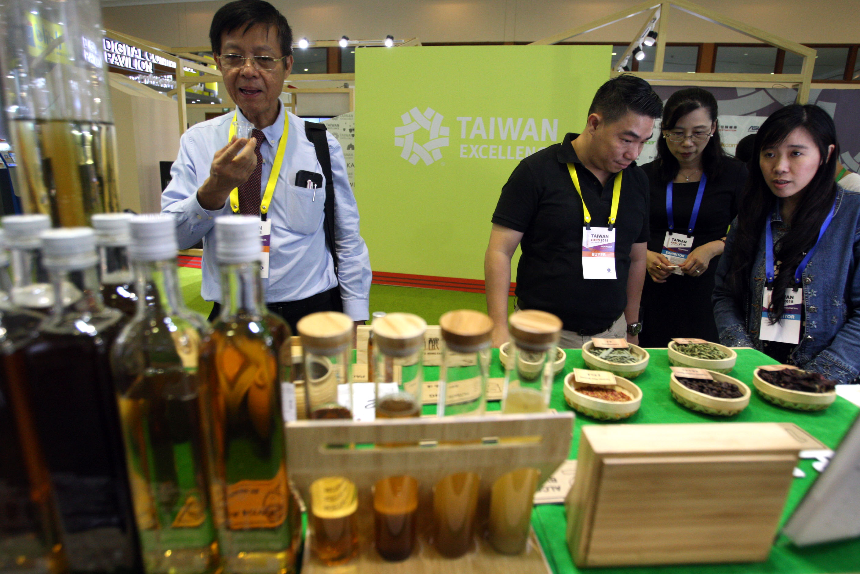Pengunjung melihat suasana Pameran Taiwan Expo 2018 di Jakarta Convention Center.