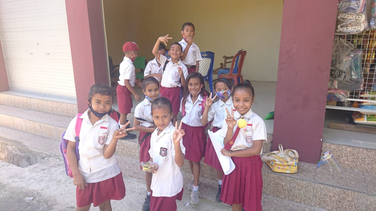 Siswa SD di Kabupaten Sikka usai mengikuti pembelajaran tatap muka di salah satu rumah warga di sana.