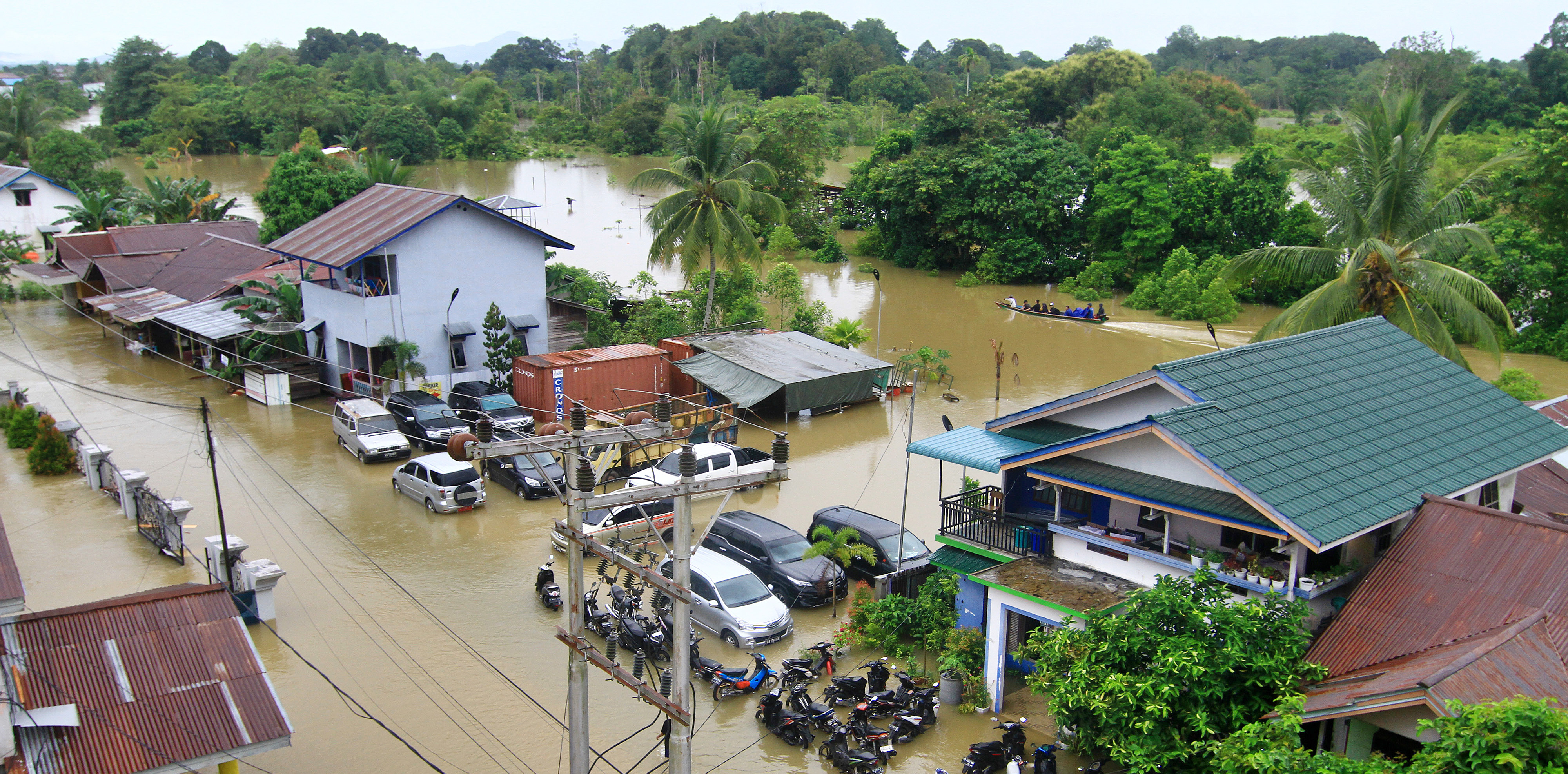Pemukiman dan tempat parkir kendaraan yang tergenang banjir di tepian Sungai Kapuas, Putussibau, Kabupaten Kapuas Hulu, Kalbar, kemarin.