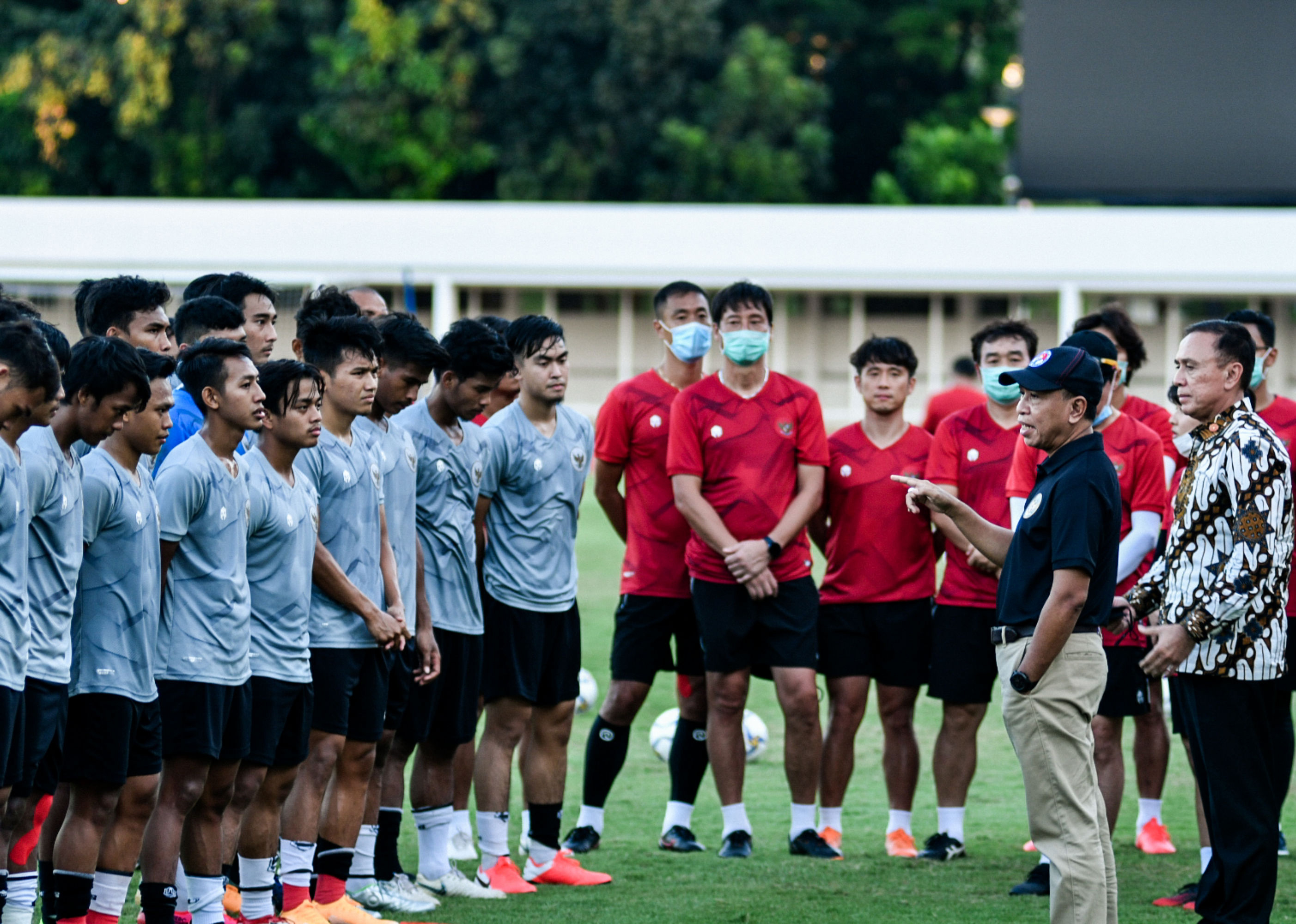 Tim nasional Indonesia U-19 mendapat arahan dari  Menpora Zainudin Amali (kedua kanan) didampingi Ketua PSSI Mochamad Iriawan (kanan)