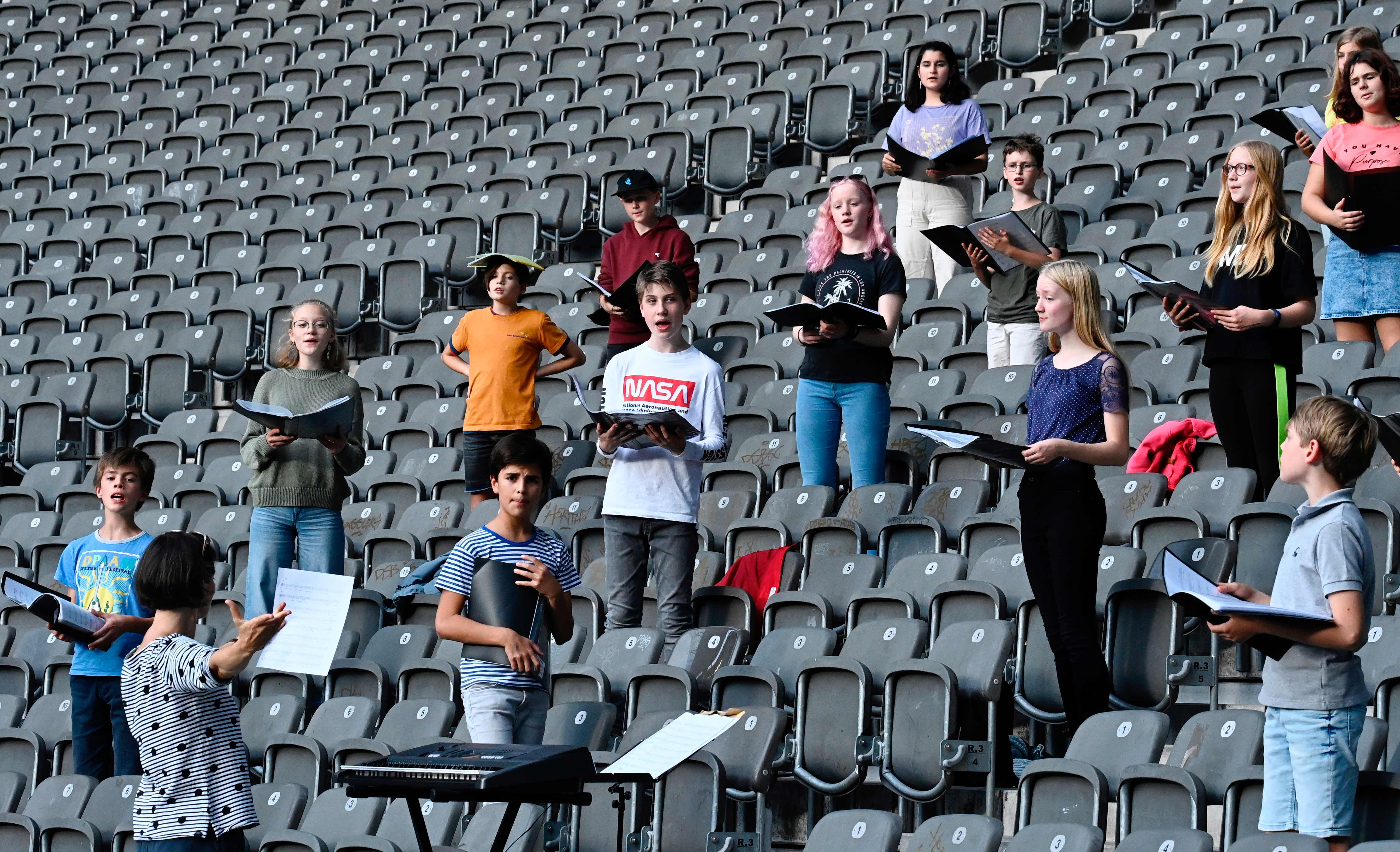Paduan anak berlatih sembari menjaga jarak sosial di Stadion Olimpiade, Berlin, Jerman.