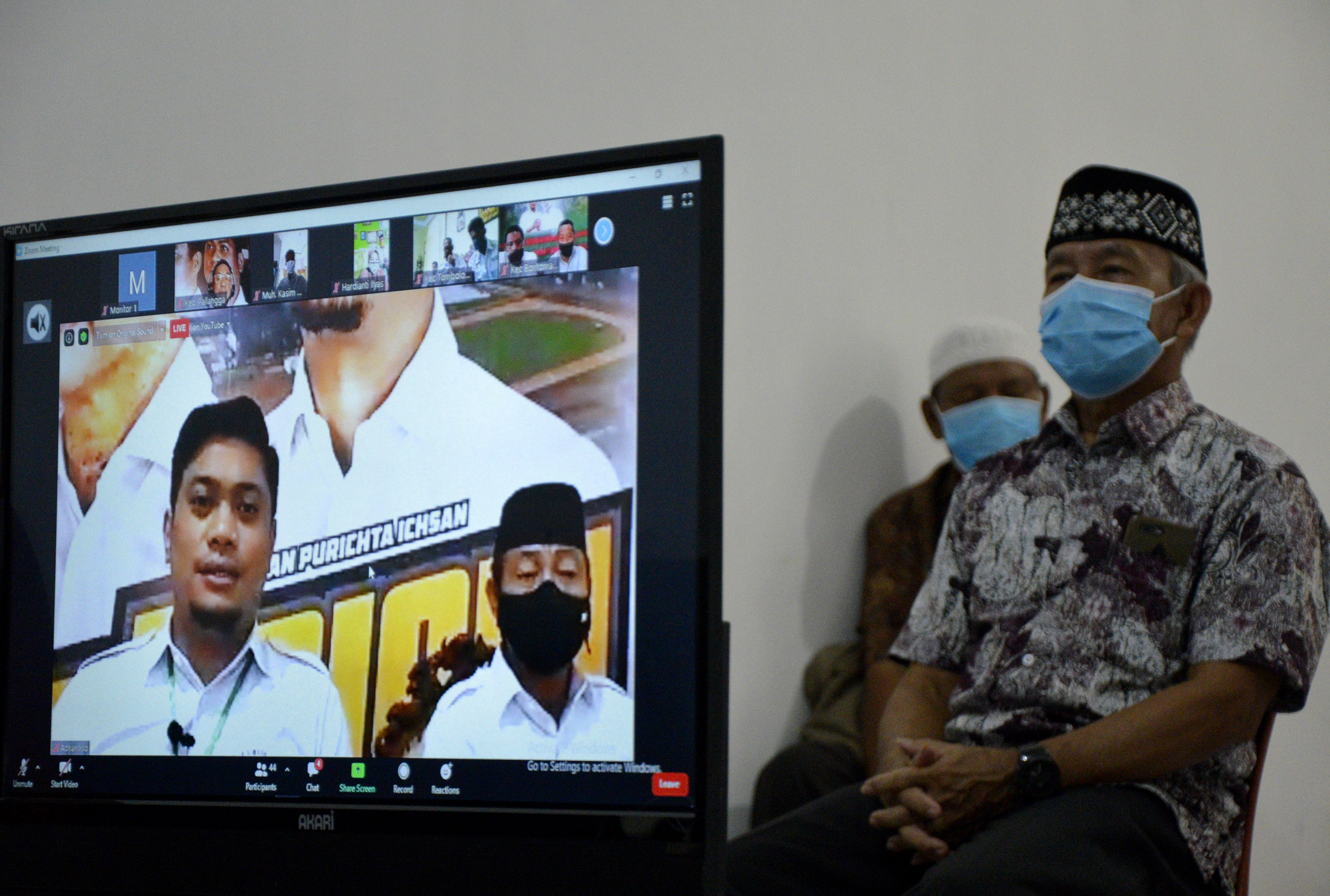 Salah seorang paslon di Pilkada 2020 tengah memaparkan visi misinya saat kampanye virtual.