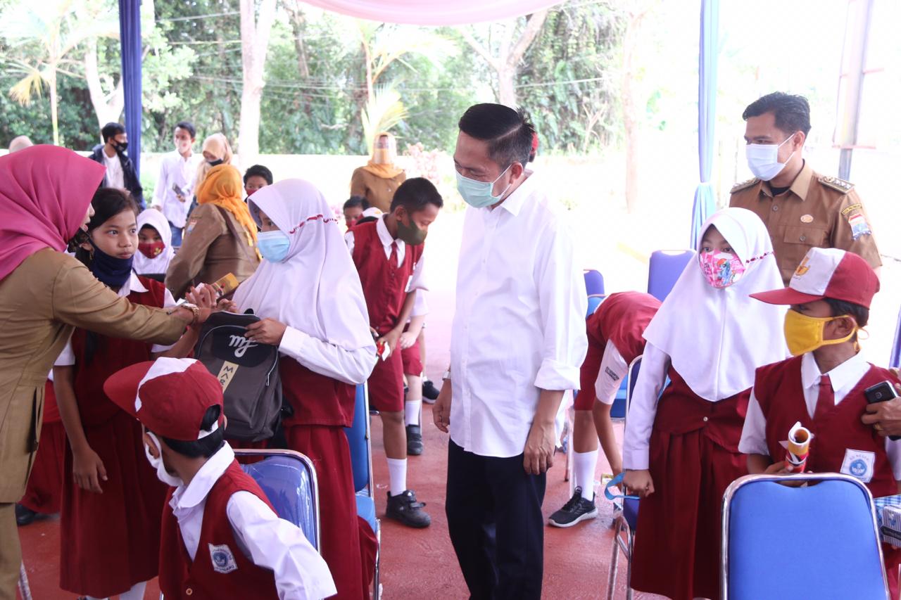 Sekda Palembang Ratu Dewa (tengah) melaunching ruang belajar bersama (Rubasa) di Kecamatan Sematang Borang, Palembang, Selasa (29/9).