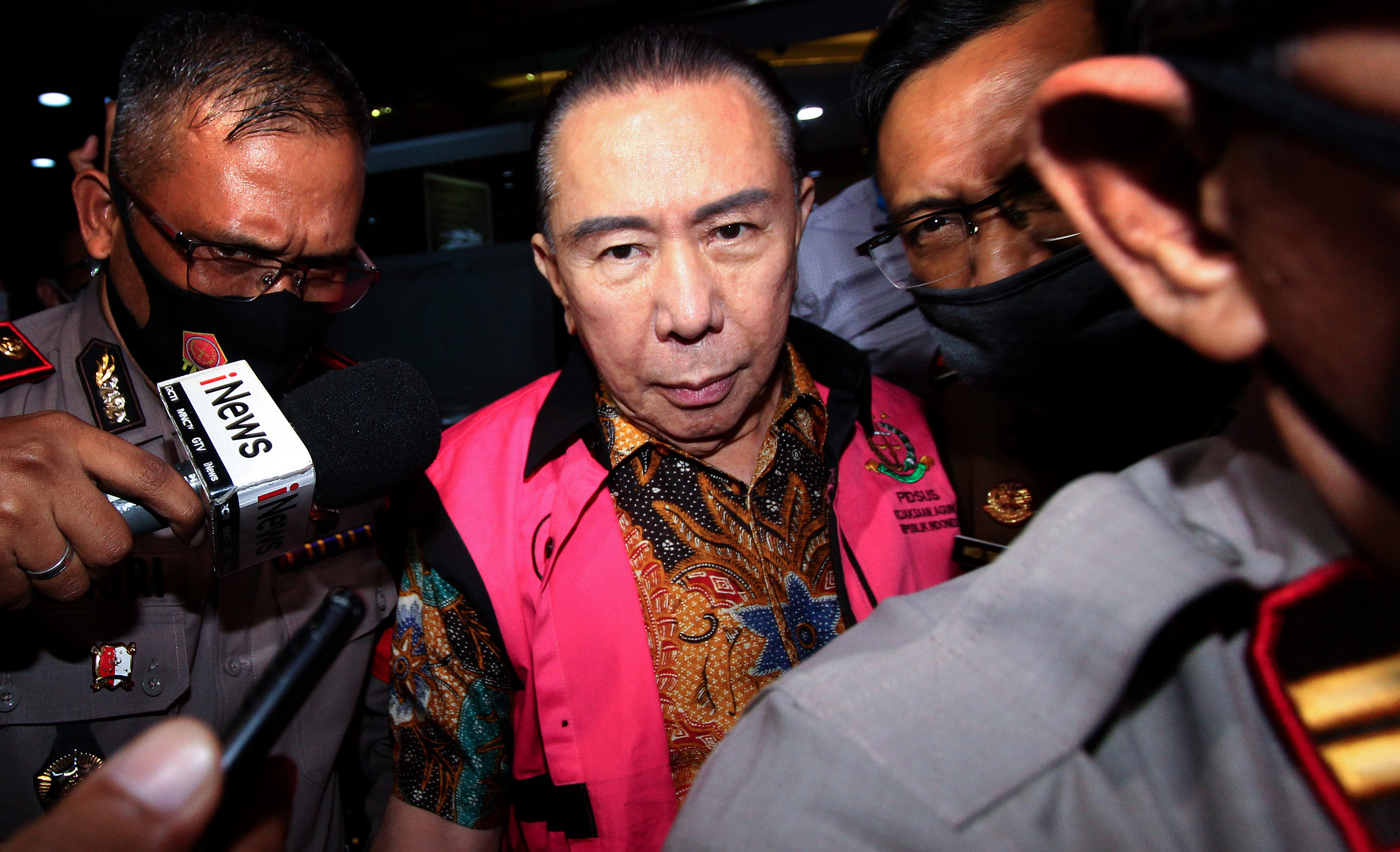 Tersangka pengalihan hak tagih Bank bali Joko S Tjandra usai diperiksa Kejagun