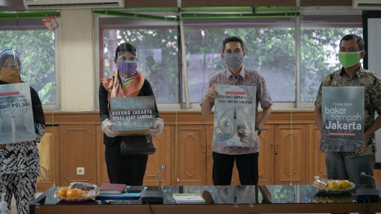 Koalisi langit biru menyerahkan petisi ke Pemprov DKI Jakarta.