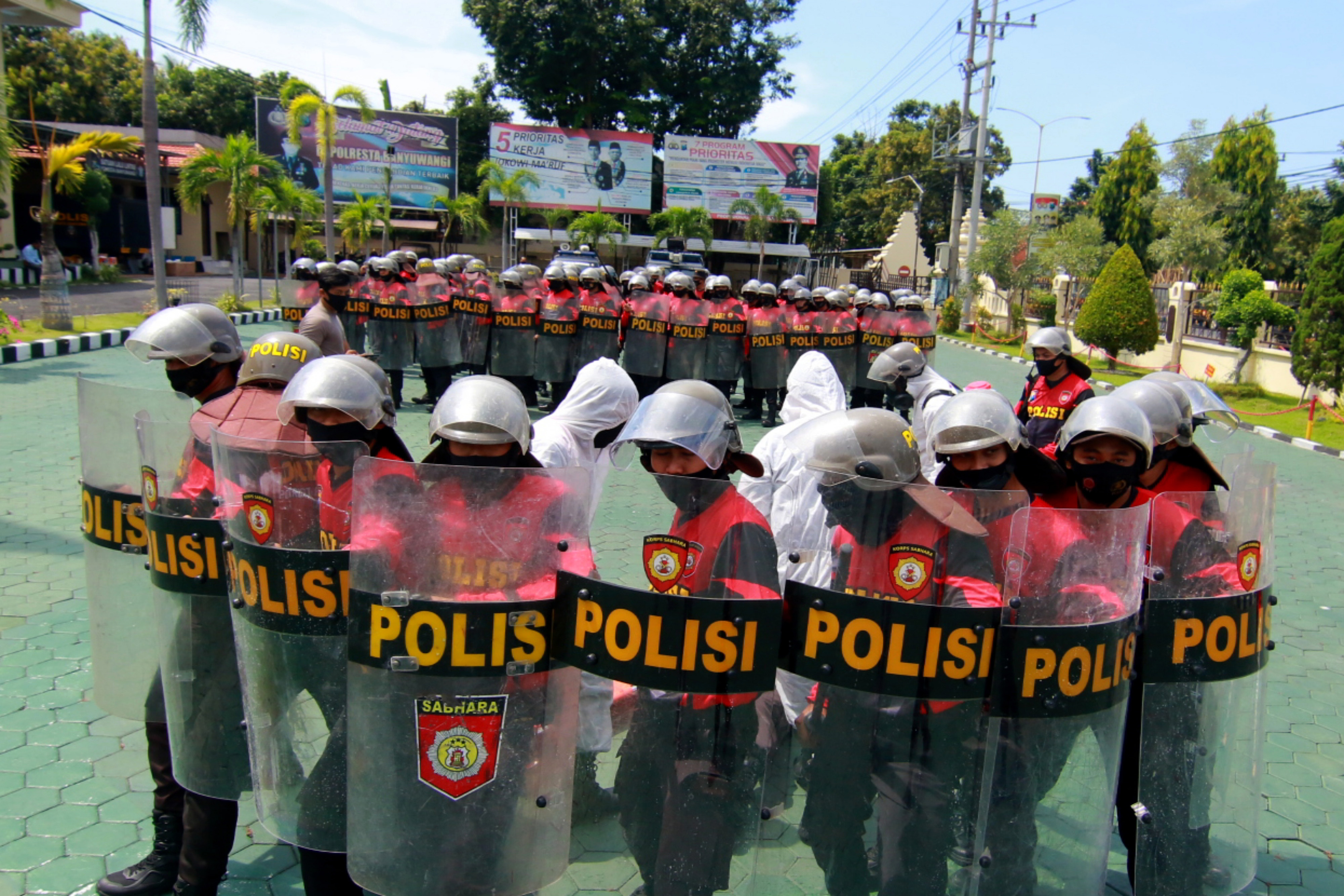  Anggota polisi menggelar latihan pengendalian massa (Dalmas) di Mapolresta Banyuwangi, Jawa Timur, Selasa (8/9)
