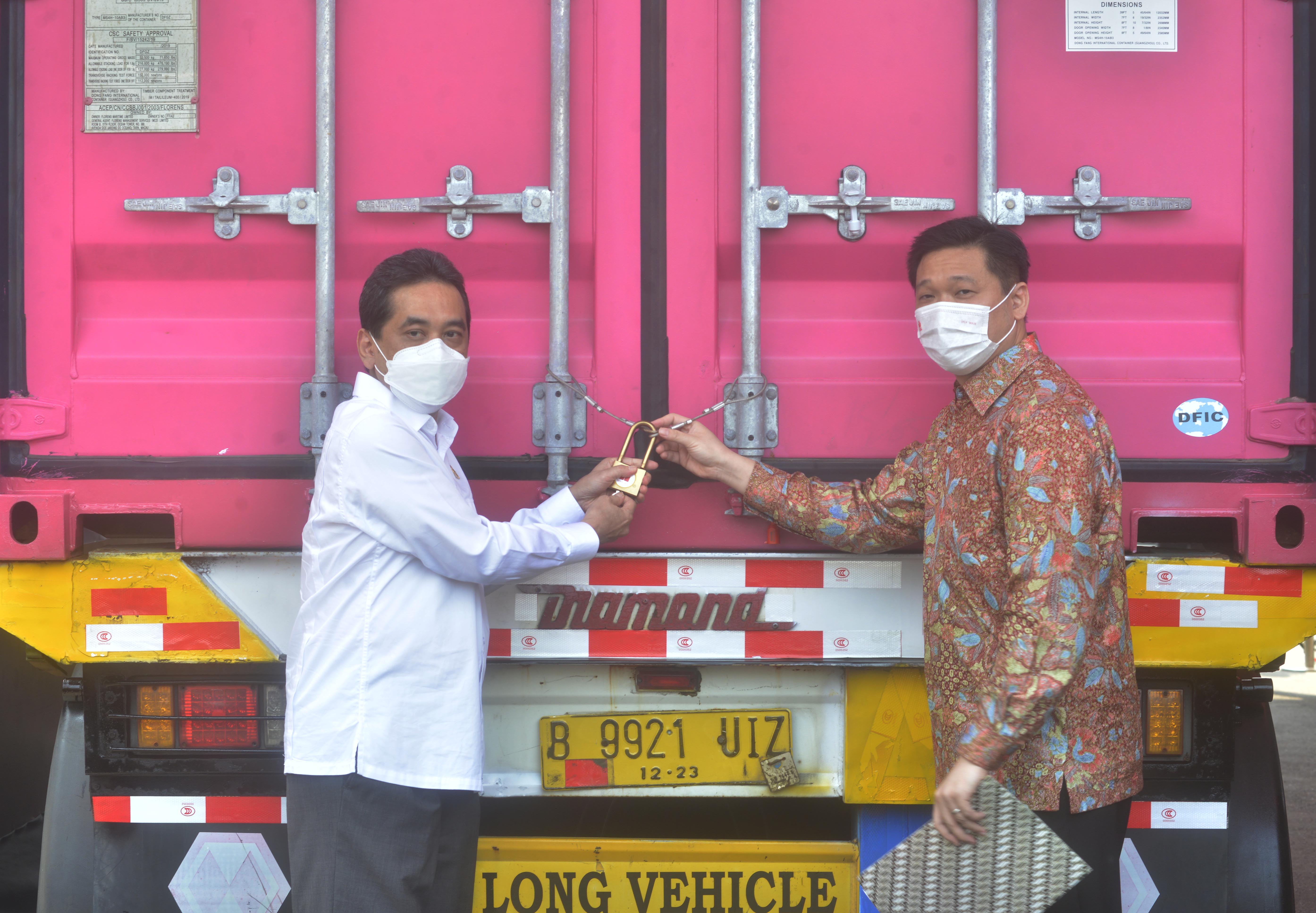 Mendag Agus Suparmanto (kiri)  menyegel sebelum melepas kontainer ekspor produk Mayora Group ke-4.000 periode Juni 2020.