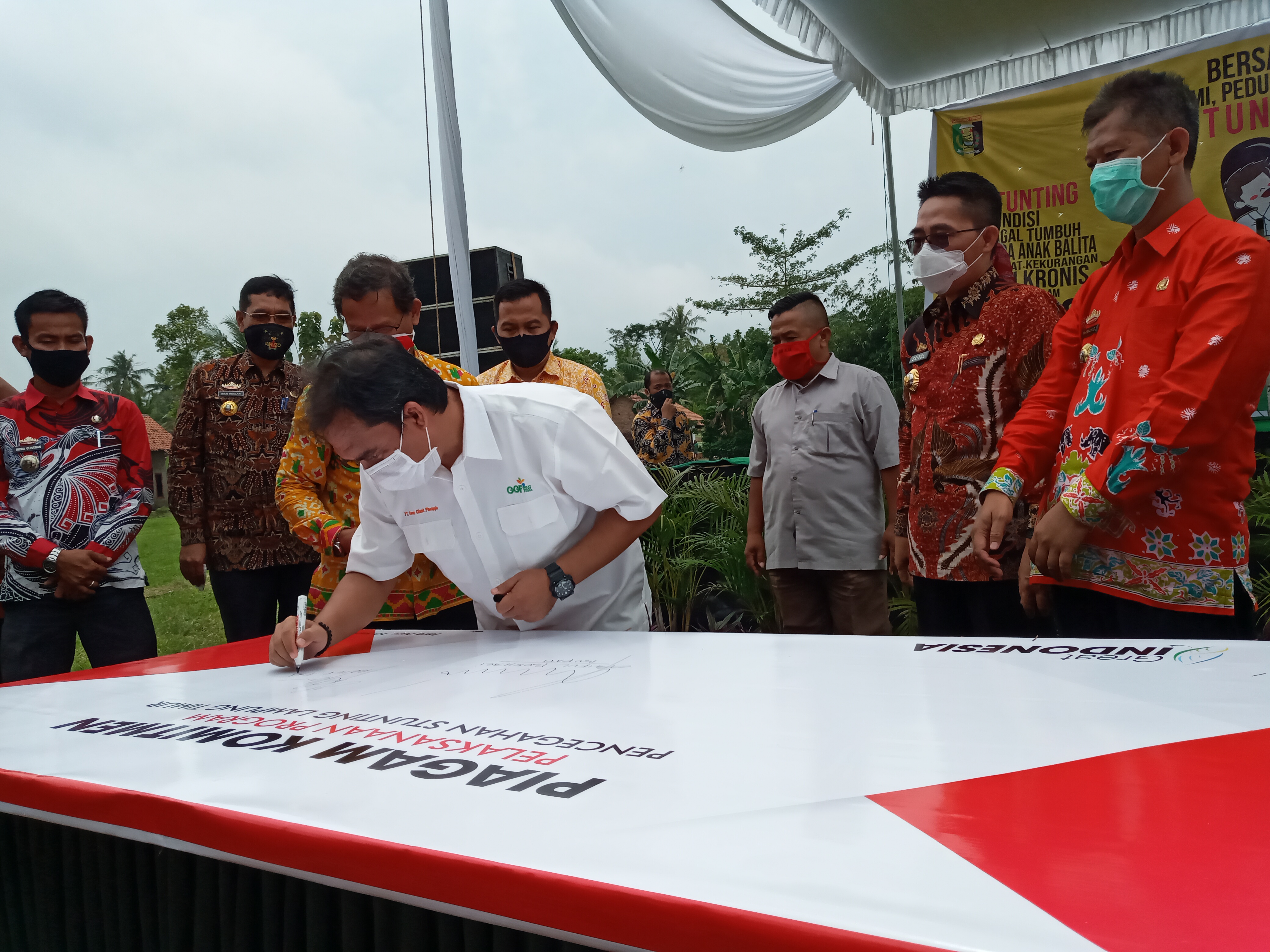  Penandatanganan komitmen pengentasan stunting oleh Senior Manager Sustainability GGF Arief Fatullah disaksikan Bupati Lamtim Zaiful Bokhari