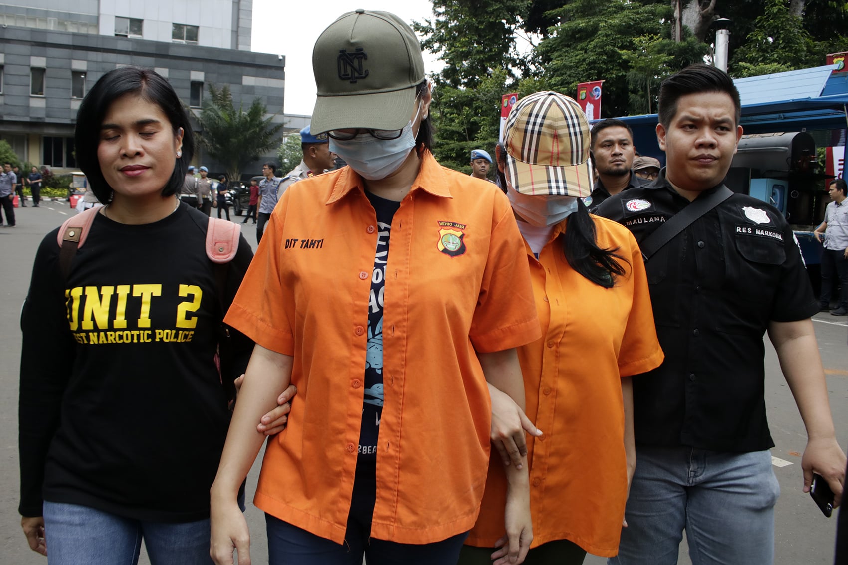 Lucinta Luna (kedua dari kiri) saat dihadirkan di Polda Metro Jaya