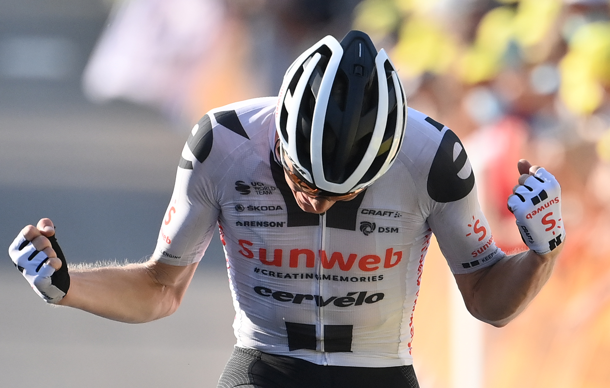 Kragh Andersen merayakan kemenangannya di etape 19 Tour de France 2020