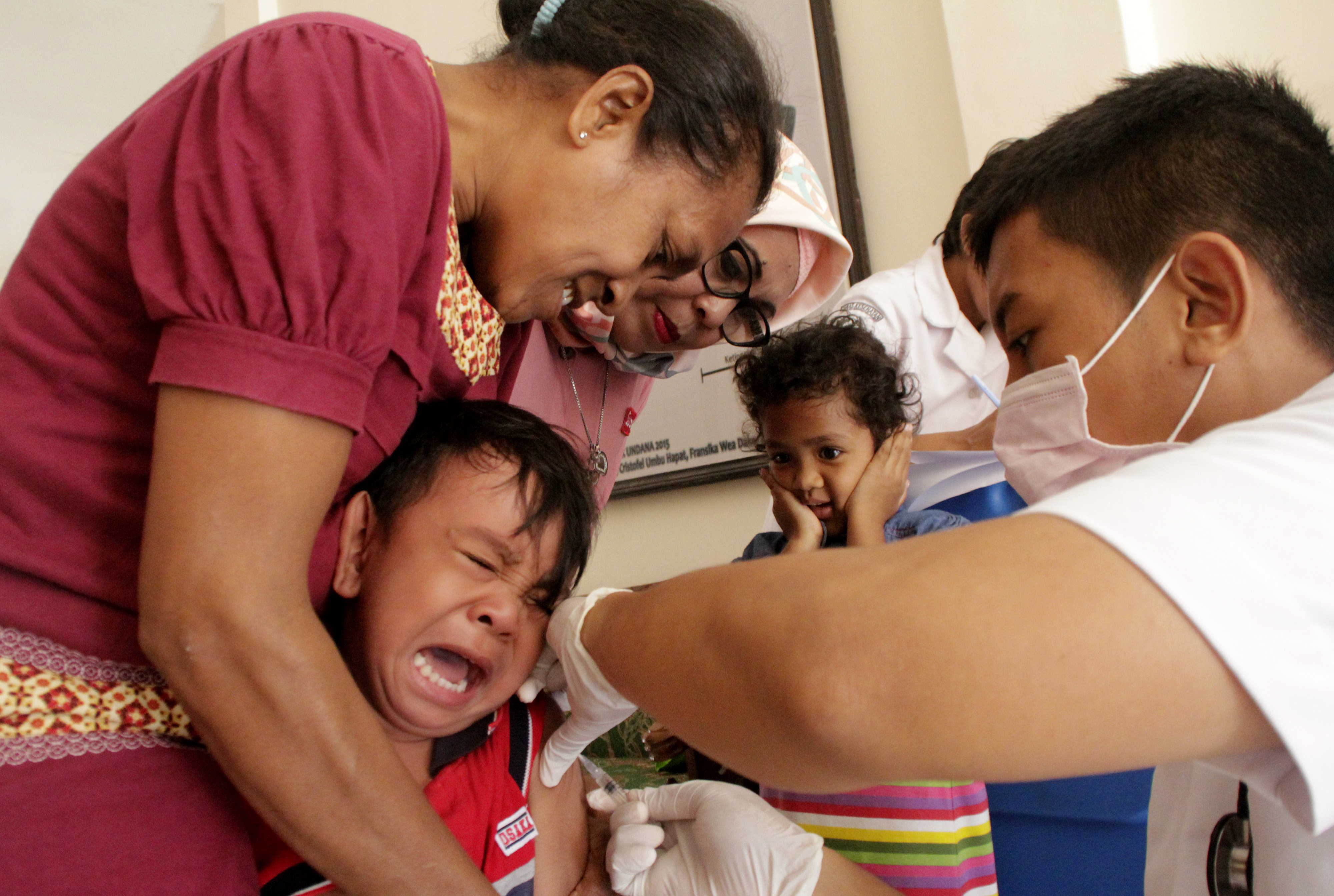 Seorang balita menangis ketika dokter menyuntikkan vaksin Measle-Rubella (MR) di salah satu Puskesmas di Kota Kupang, NTT.