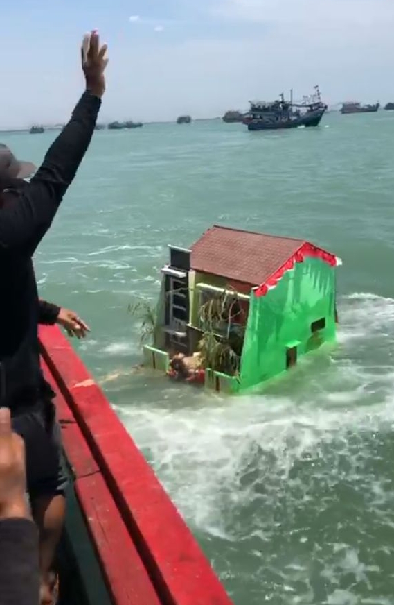Nelayan pesisir Kota Tegal, Jawa Tengah, menggelar sedekah laut, Minggu (6/9)