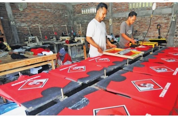 Ilustrasi -- Pekerja melakukan proses penyablonan saat membuat kaus kampanye di Klaten, Jawa Tengah, kemarin.