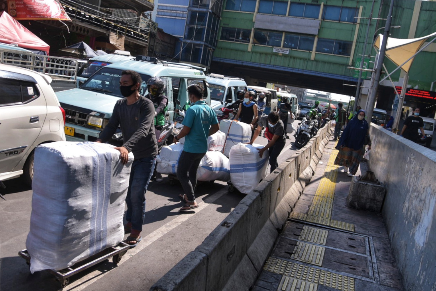 Warga kembali memadati kawasan Tanah Abang, Jakarta.