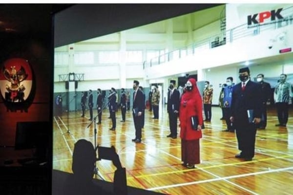 Suasana pelantikan 12 pejabat struktural oleh Ketua KPK Firli Bahuri yang disiarkan secara daring di Gedung KPK, Jakarta, kemarin.